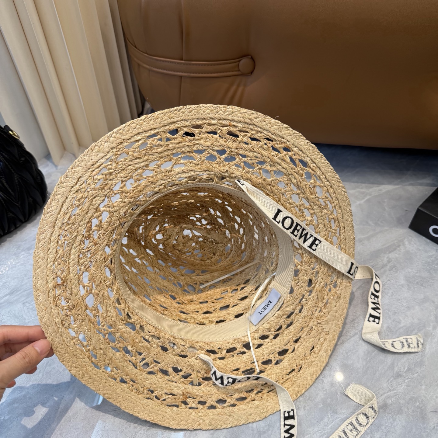 Loewe 罗意威 春夏日宽檐休闲草帽 度假logo 一顶 有品位的草帽了~出街首选 帽型超美腻夏天沙滩度假者或日常防晒