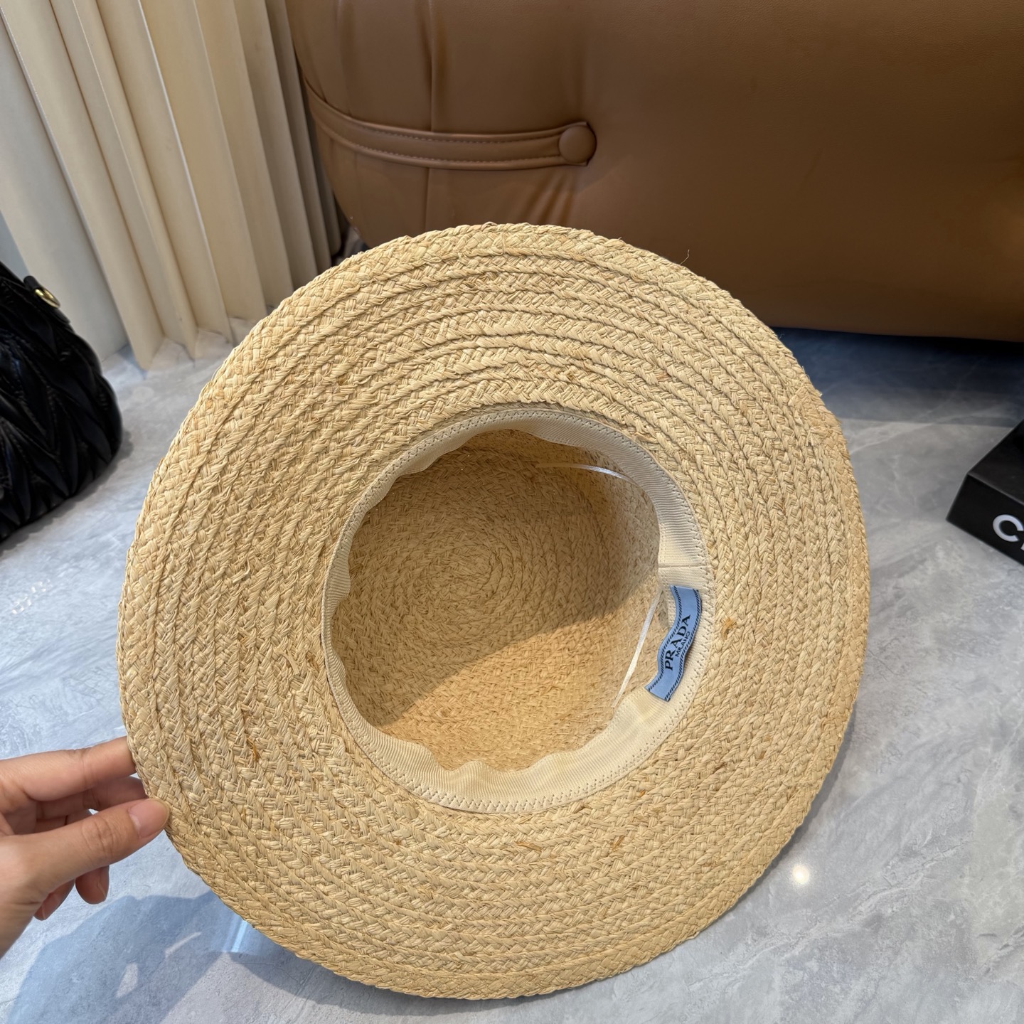 普拉达Prada新款草帽女夏天然拉菲草法式平顶遮阳帽度假大檐防晒镂空太阳帽子