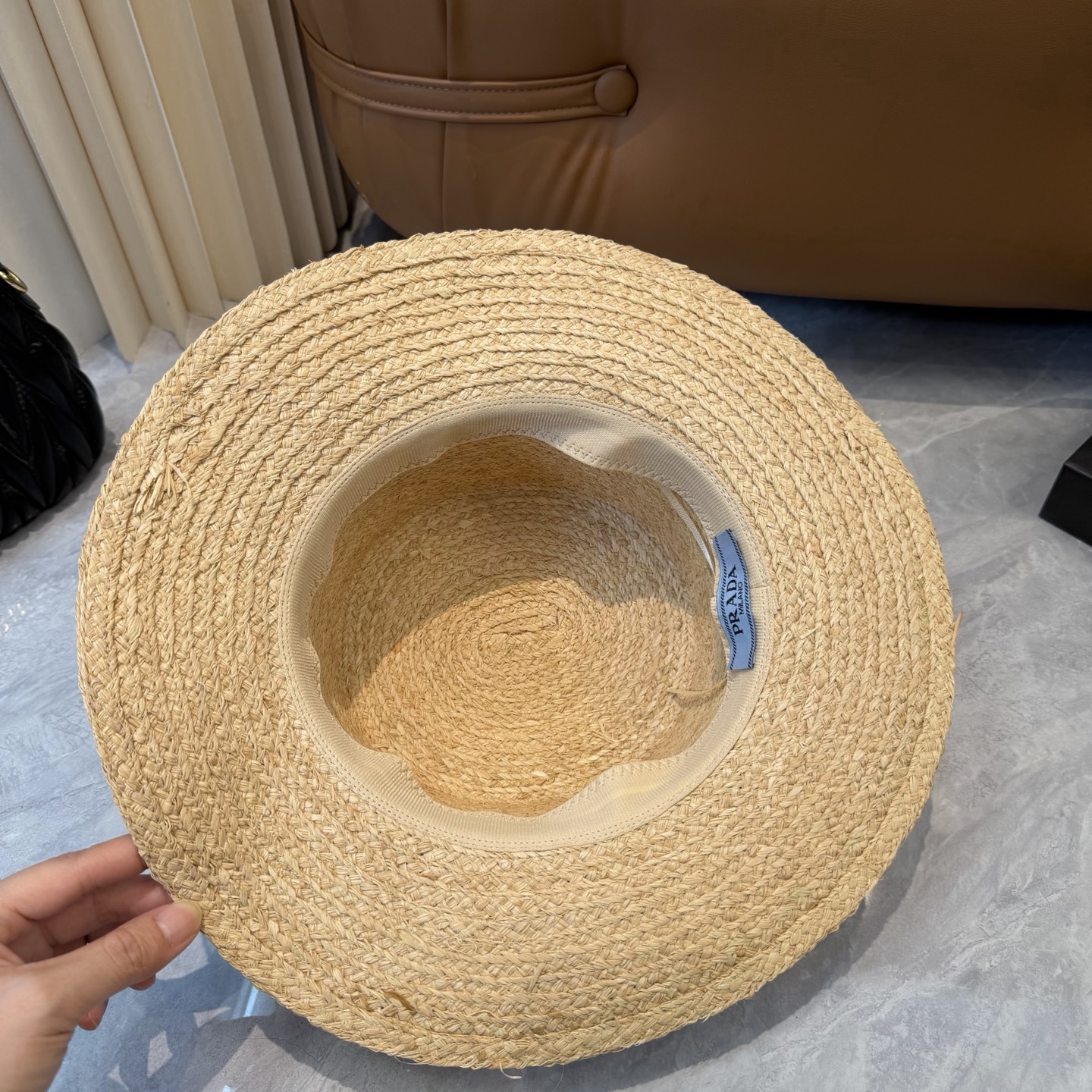 普拉达Prada新款草帽女夏天然拉菲草法式平顶遮阳帽度假大檐防晒镂空太阳帽子