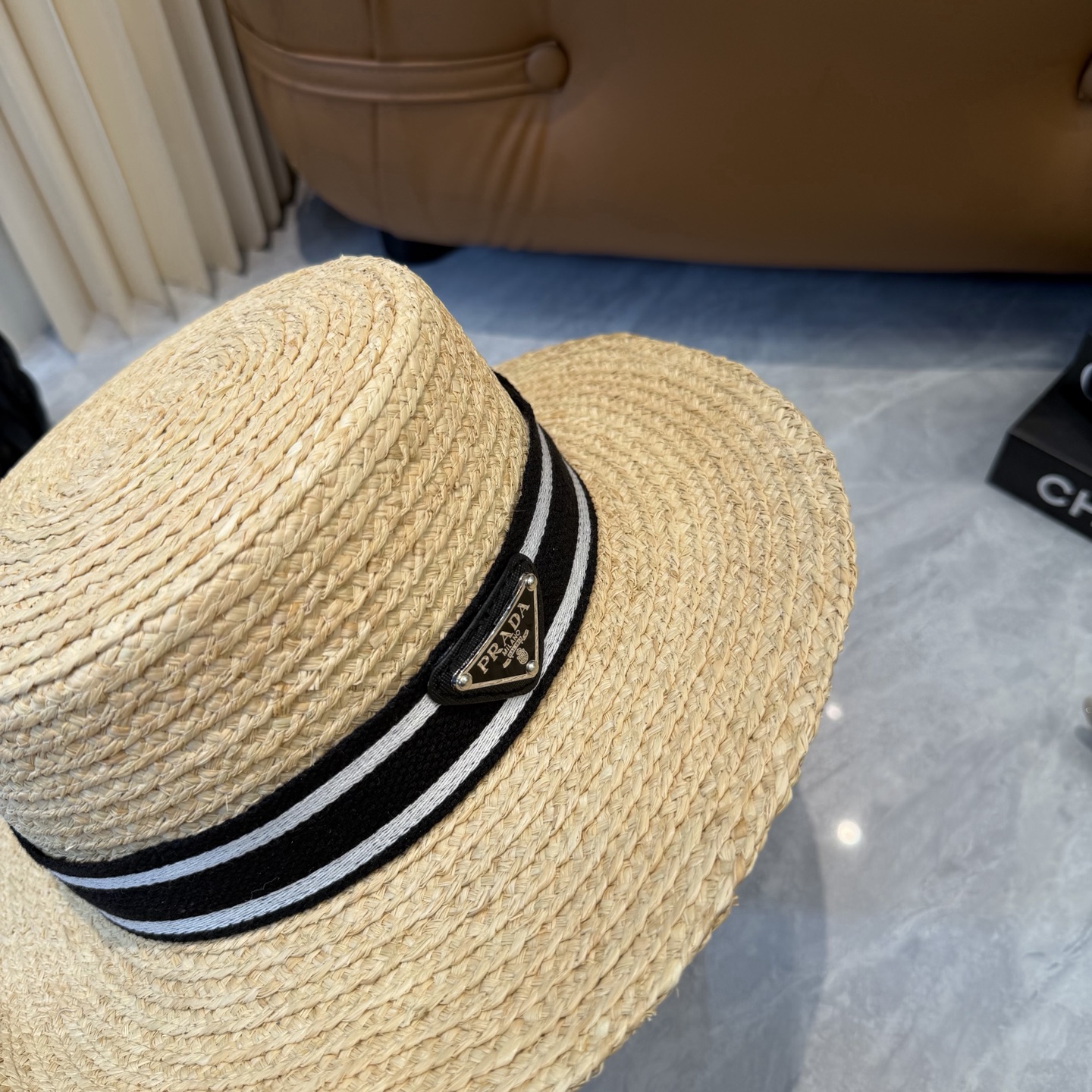 普拉达Prada新款草帽女夏天然拉菲草法式平顶遮阳帽度假大檐防晒镂空太阳帽子