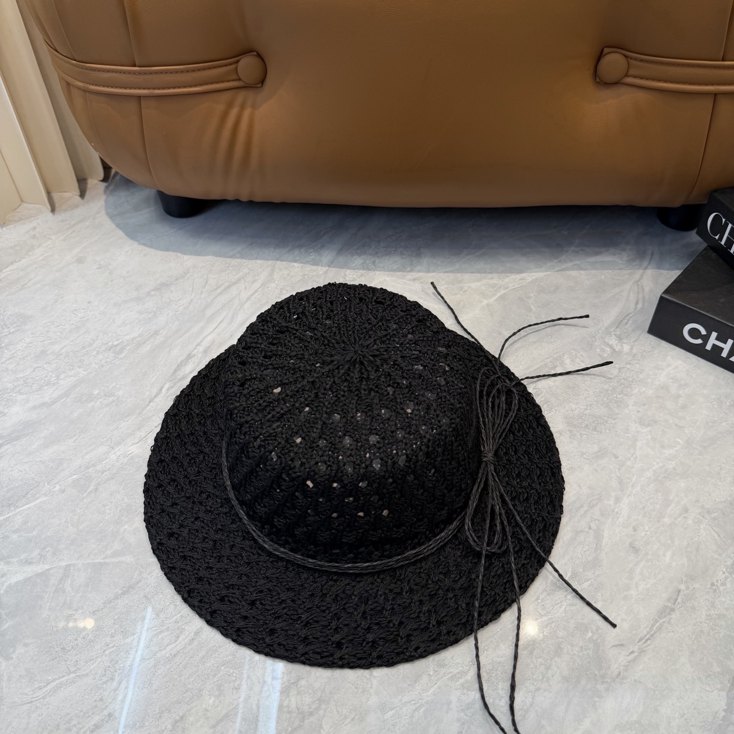 NO:883865,Celine CEIiNE's new lady-style flat-top straw hat is versatile in summer and a super tasteful straw hat~the first choice for going out on the street!  The hat is super beautiful for summer beach vacationers or daily sun protection. It is definitely a fashionable necessity. Hats, straw hats, fisherman hats, baseball caps, hats, celine, espadrilles, hats19860909赛琳 CEIiNE新款名媛风平顶草帽,夏季百搭,一顶超级有品位的草帽了~出街首选！帽型超美腻夏天沙滩度假者或日常防晒,绝对时是髦刚需品.帽子草帽渔夫帽棒球帽,帽子,celine,espadrilles,hats,hat