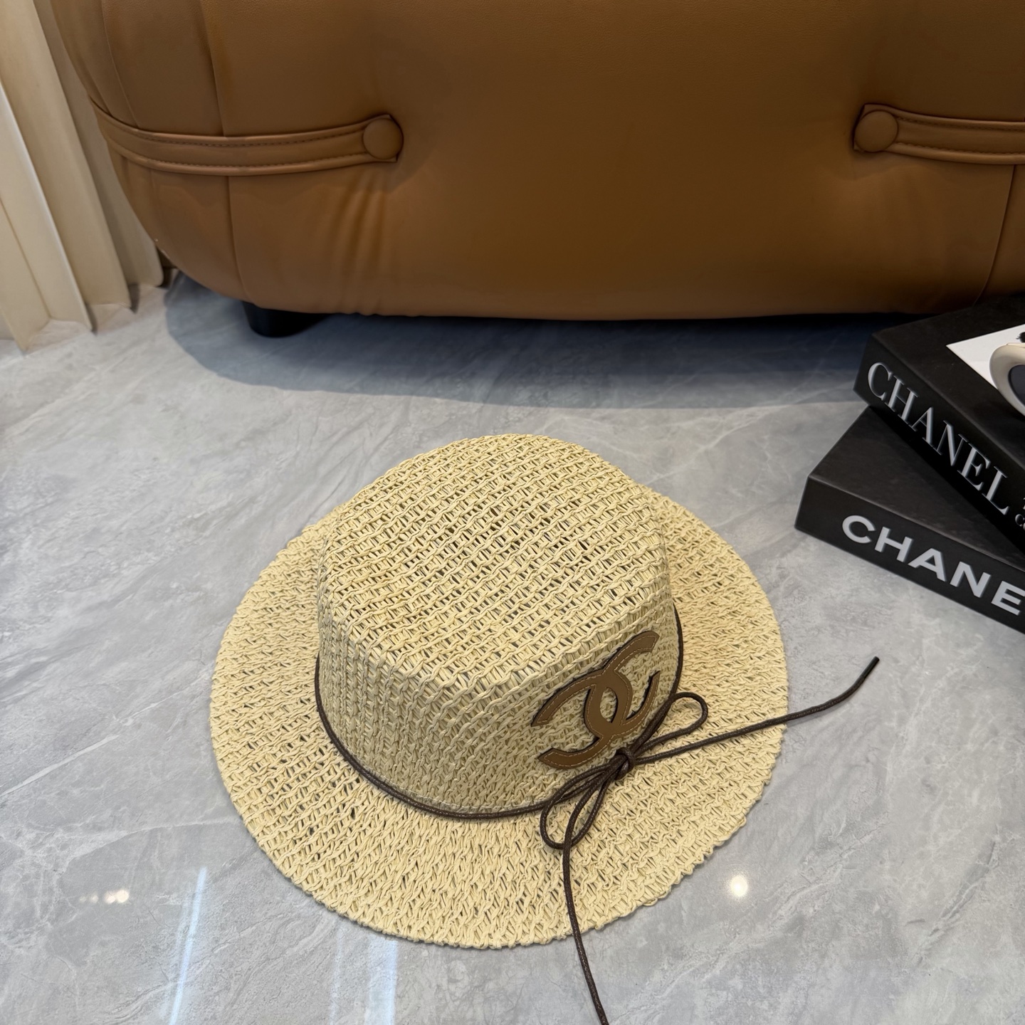 NO:883836,Chanel CHANEI's new lady-style flat-top straw hat, versatile in summer, a super tasteful straw hat~the first choice when going out!  The hat is super beautiful for summer beach vacationers or daily sun protection. It is definitely a fashionable necessity. Hats, straw hats, fisherman hats, baseball caps, hats, chanel, chanel, espadrilles, hats19860909香奈儿 CHANEI 新款名媛风平顶草帽,夏季百搭,一顶超级有品位的草帽了~出街首选！帽型超美腻夏天沙滩度假者或日常防晒,绝对时是髦刚需品.帽子草帽渔夫帽棒球帽,帽子,chanel,chanel,espadrilles,hats,hat