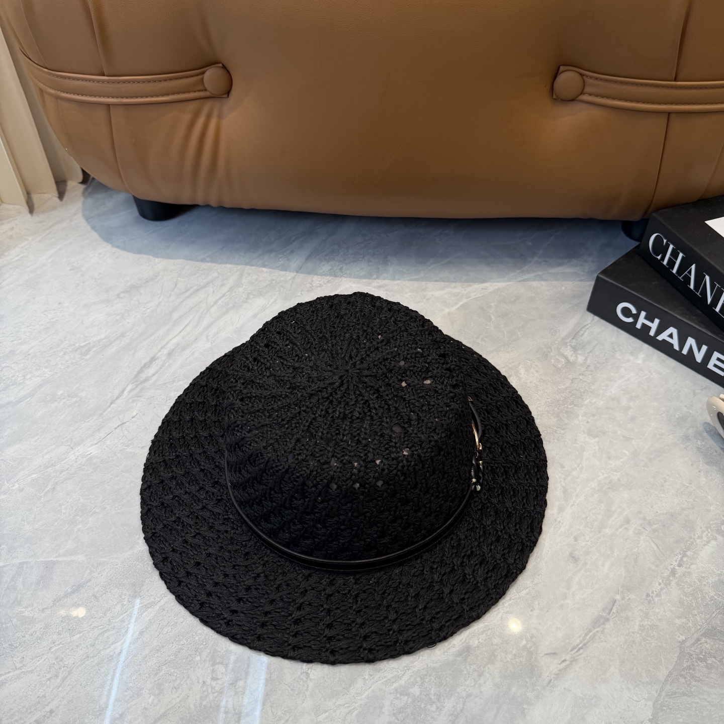 NO:883839,Chanel CHANEI's new lady-style flat-top straw hat, versatile in summer, a super tasteful straw hat~the first choice when going out!  The hat is super beautiful for summer beach vacationers or daily sun protection. It is definitely a fashionable necessity. Hats, straw hats, fisherman hats, baseball caps, hats, chanel, chanel, espadrilles, hats19860909香奈儿 CHANEI 新款名媛风平顶草帽,夏季百搭,一顶超级有品位的草帽了~出街首选！帽型超美腻夏天沙滩度假者或日常防晒,绝对时是髦刚需品.帽子草帽渔夫帽棒球帽,帽子,chanel,chanel,espadrilles,hats,hat