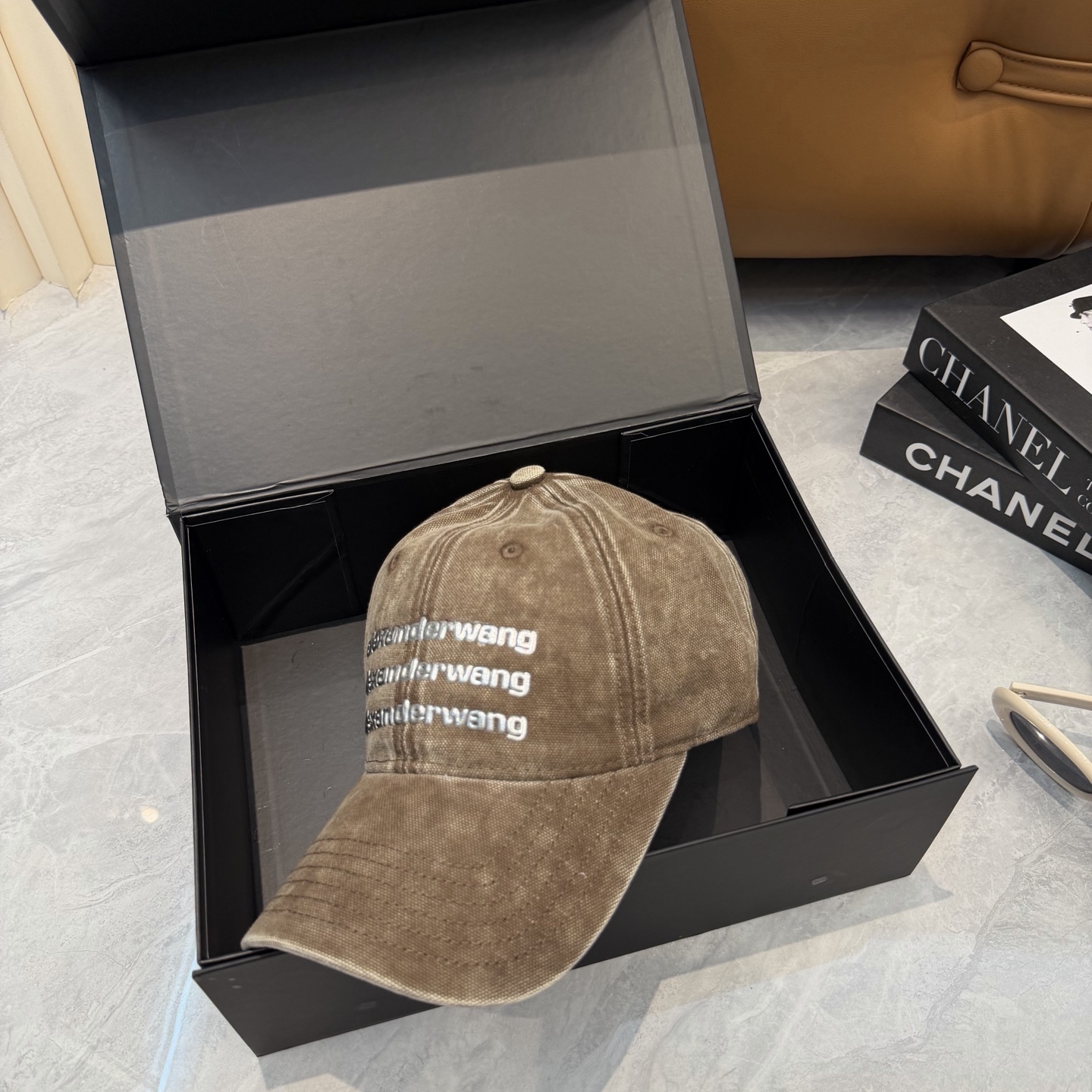 亚克力山大.王洗水字母棒球 最近超热门的一个牌子，最超多明星网红推荐的一个牌子！大热的时尚单品最少不了棒球帽的加持！颜色