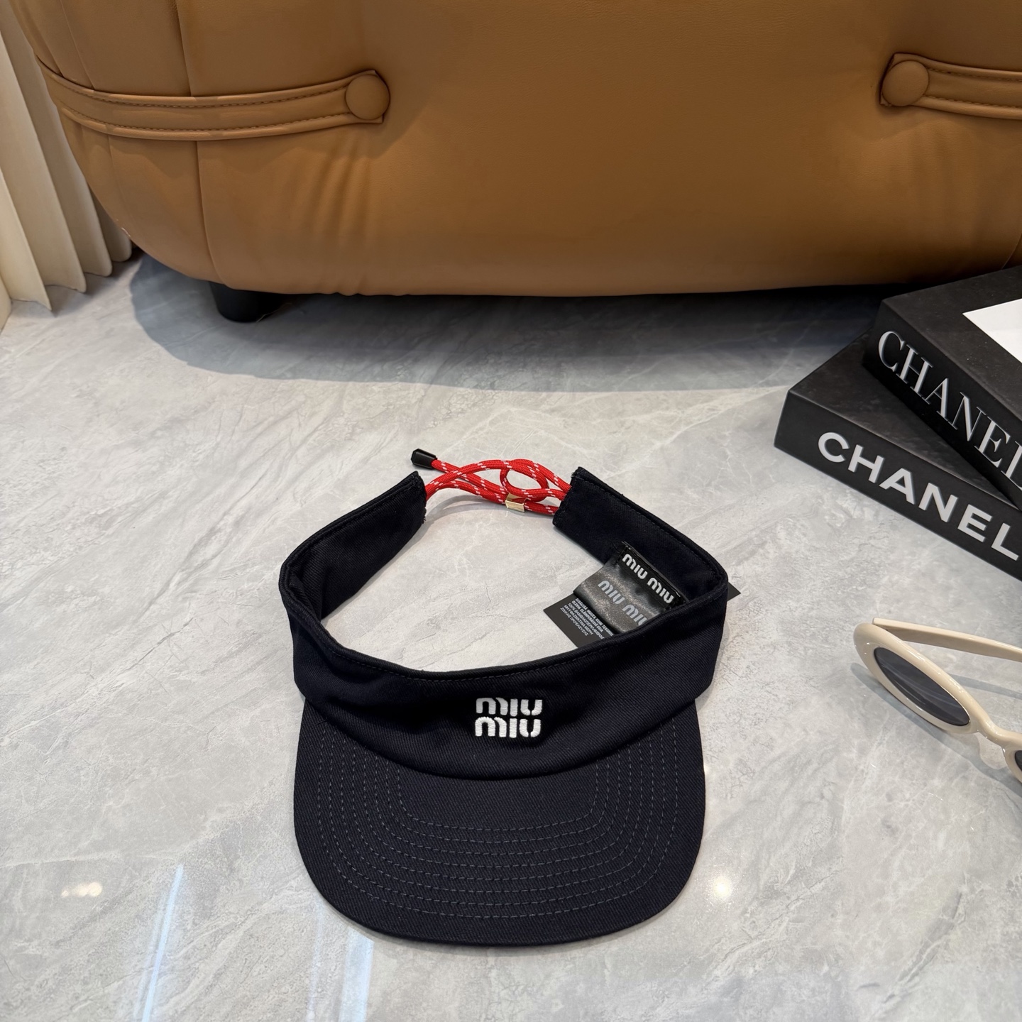 miumiu空顶帽🥰！一整个爱住了好吗！它的设计太戳我心巴了~简约又不失个性，不管是运动风穿搭还是休闲日