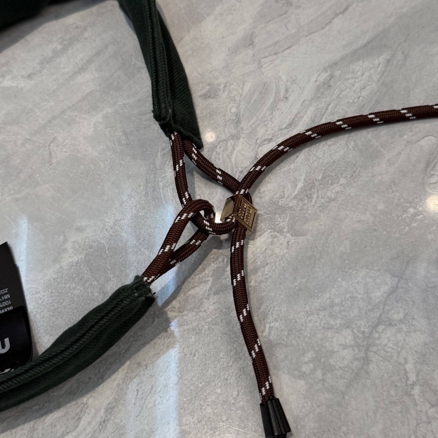 miumiu空顶帽🥰！一整个爱住了好吗！它的设计太戳我心巴了~简约又不失个性，不管是运动风穿搭还是休闲日