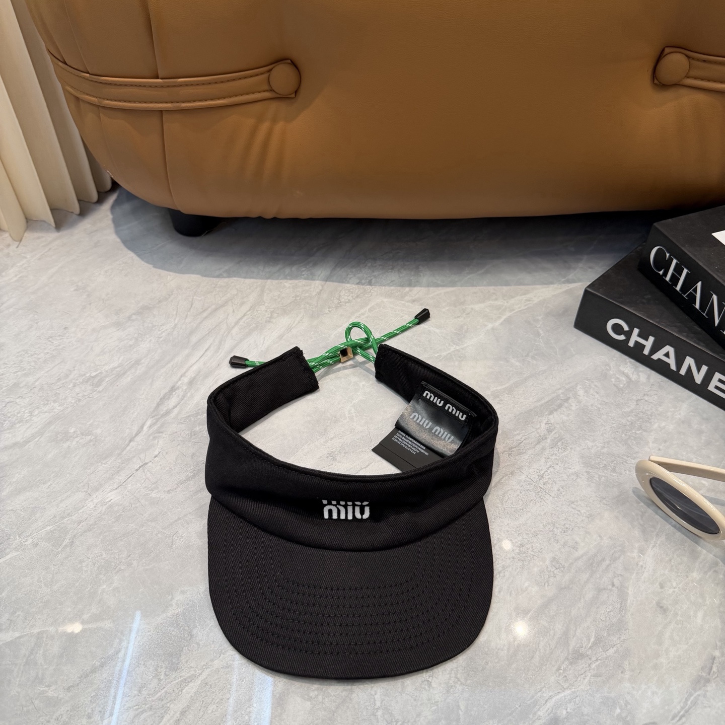 miumiu空顶帽🥰！一整个爱住了好吗！它的设计太戳我心巴了~简约又不失个性，不管是运动风穿搭还是休闲日