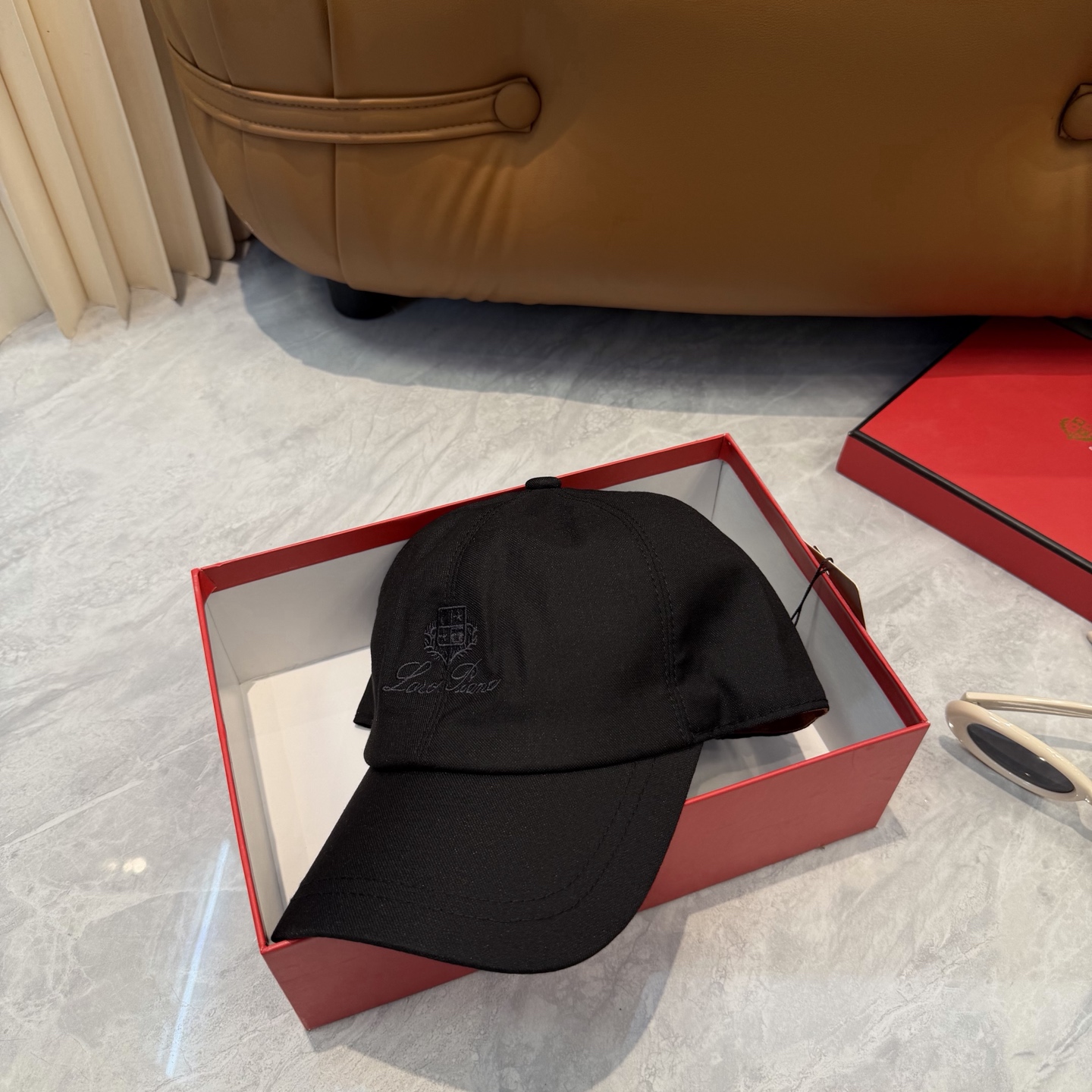 LP 诺悠翩雅亚麻棒球帽🧢爆。的亚麻老钱风棒球帽到啦！方脸圆脸，男女都可以完美驾驭！修饰脸型、显脸小绝绝