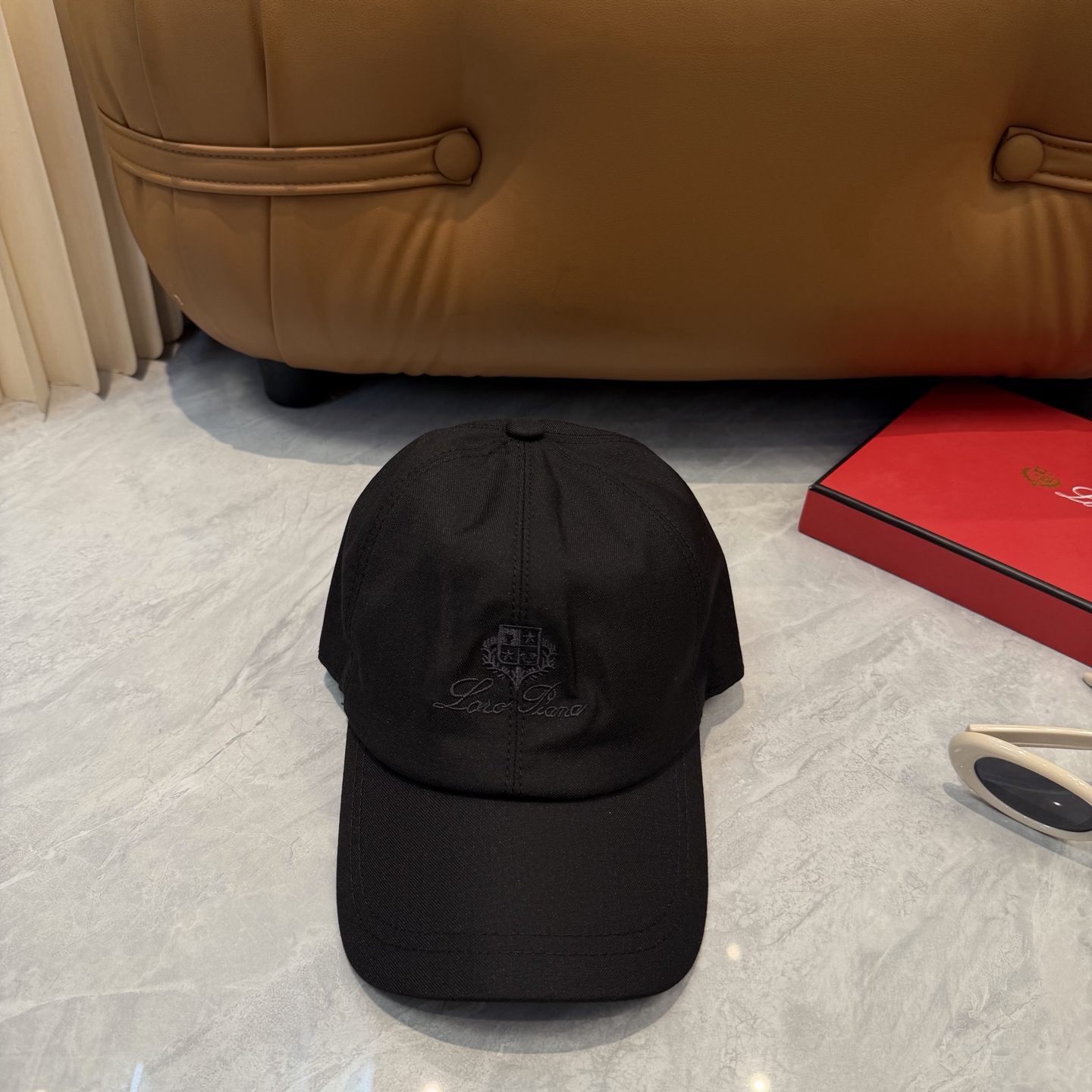 LP 诺悠翩雅亚麻棒球帽🧢爆。的亚麻老钱风棒球帽到啦！方脸圆脸，男女都可以完美驾驭！修饰脸型、显脸小绝绝