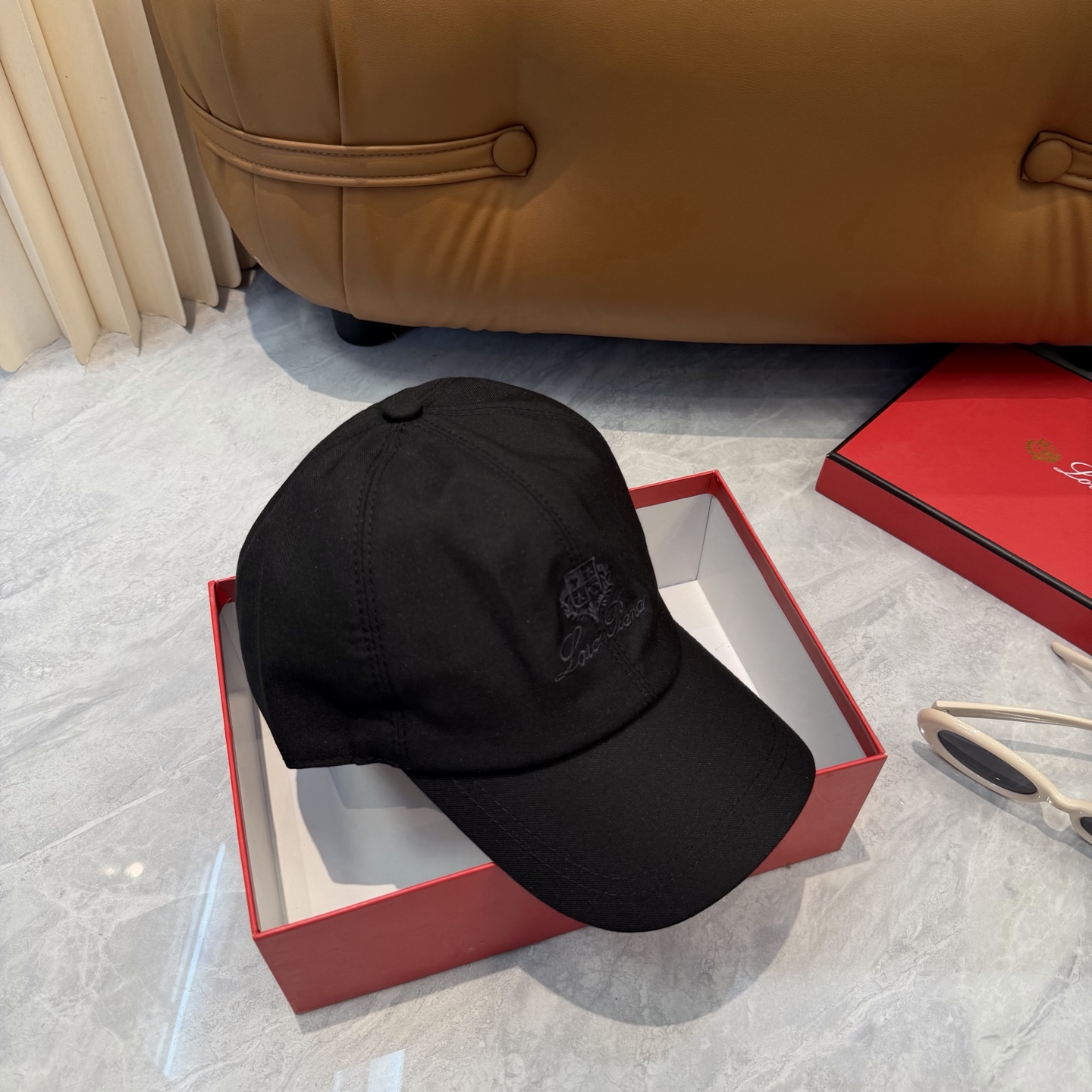 LP 诺悠翩雅亚麻棒球帽🧢爆。的亚麻老钱风棒球帽到啦！方脸圆脸，男女都可以完美驾驭！修饰脸型、显脸小绝绝