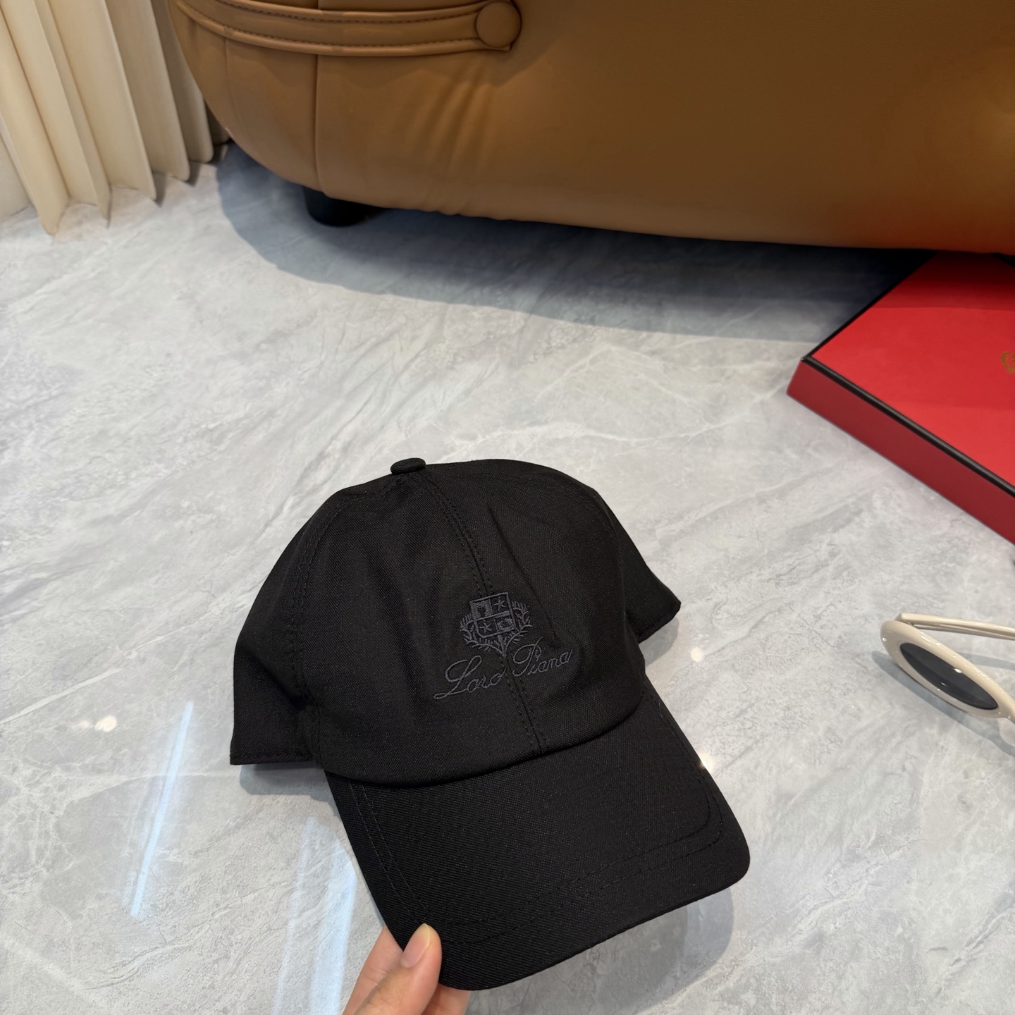 LP 诺悠翩雅亚麻棒球帽🧢爆。的亚麻老钱风棒球帽到啦！方脸圆脸，男女都可以完美驾驭！修饰脸型、显脸小绝绝