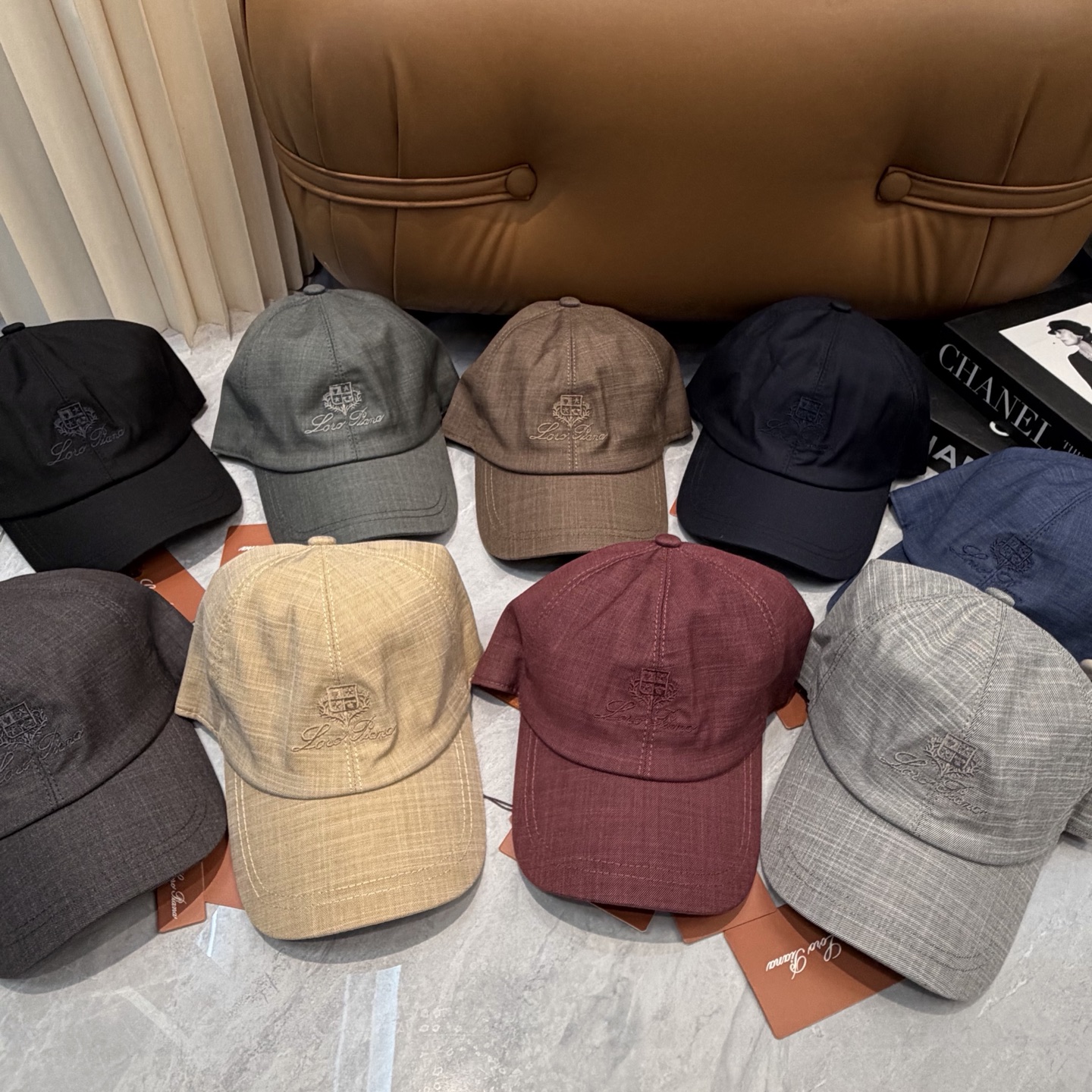 LP 诺悠翩雅亚麻棒球帽🧢爆。的亚麻老钱风棒球帽到啦！方脸圆脸，男女都可以完美驾驭！修饰脸型、显脸小绝绝