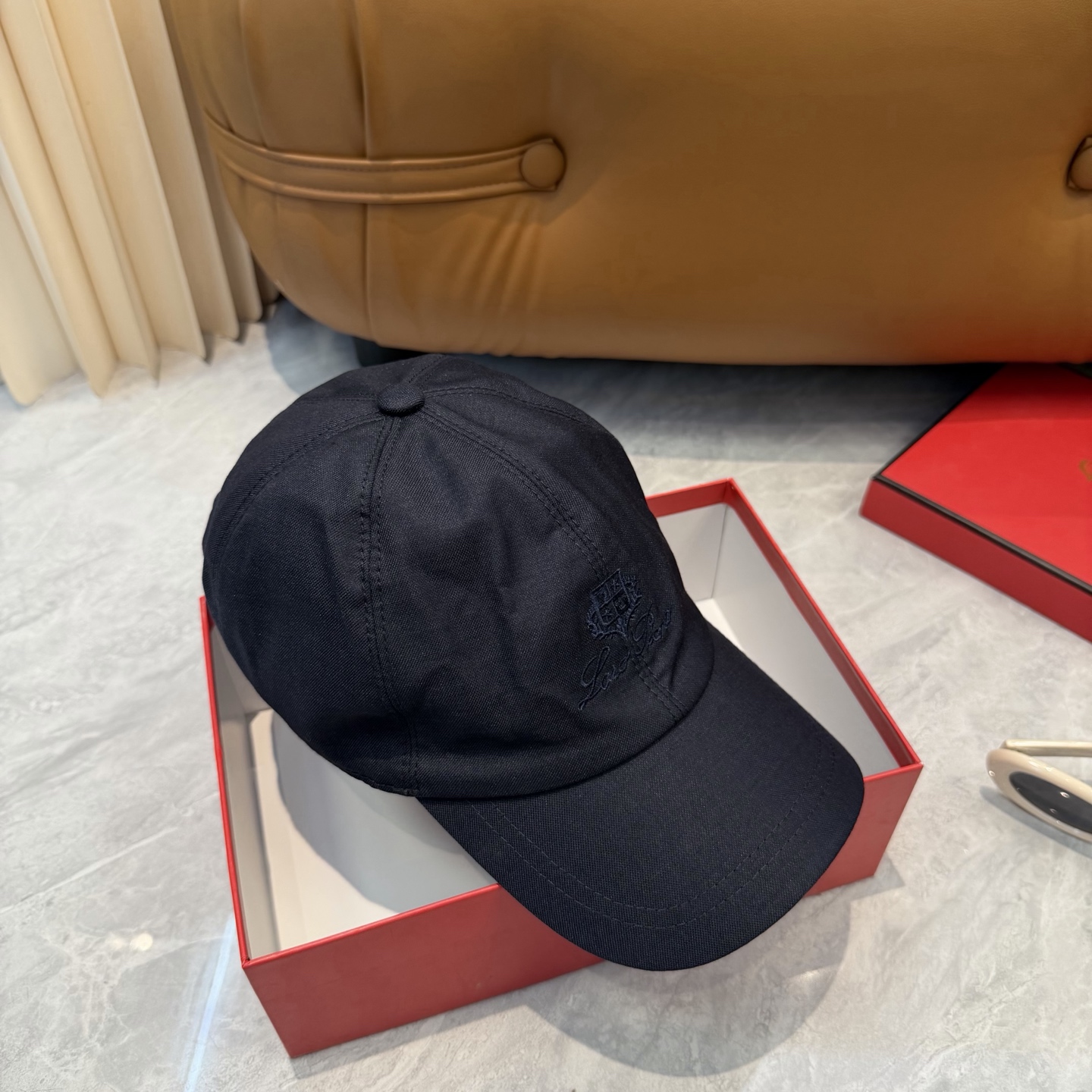 LP 诺悠翩雅亚麻棒球帽🧢爆。的亚麻老钱风棒球帽到啦！方脸圆脸，男女都可以完美驾驭！修饰脸型、显脸小绝绝
