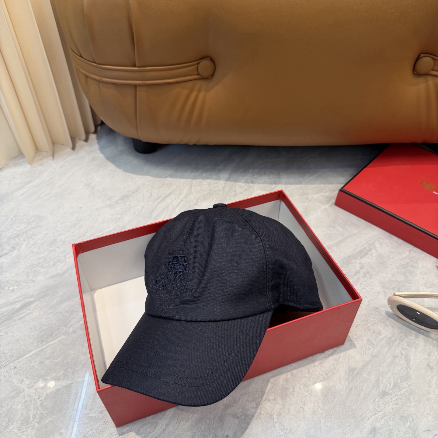 LP 诺悠翩雅亚麻棒球帽🧢爆。的亚麻老钱风棒球帽到啦！方脸圆脸，男女都可以完美驾驭！修饰脸型、显脸小绝绝