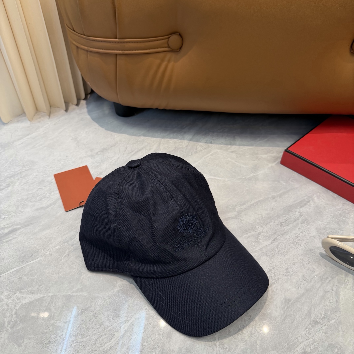 LP 诺悠翩雅亚麻棒球帽🧢爆。的亚麻老钱风棒球帽到啦！方脸圆脸，男女都可以完美驾驭！修饰脸型、显脸小绝绝