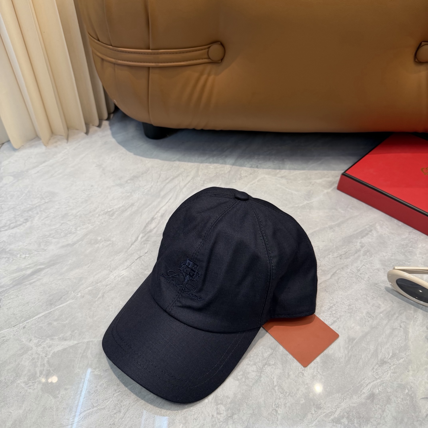 LP 诺悠翩雅亚麻棒球帽🧢爆。的亚麻老钱风棒球帽到啦！方脸圆脸，男女都可以完美驾驭！修饰脸型、显脸小绝绝