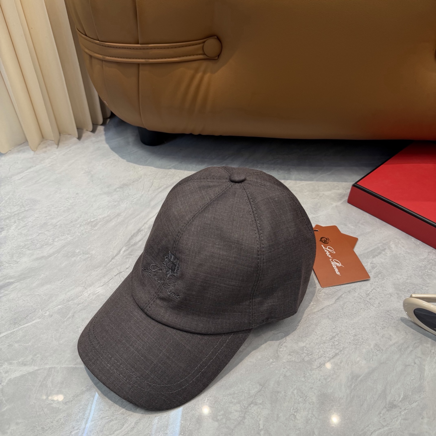 LP 诺悠翩雅亚麻棒球帽🧢爆。的亚麻老钱风棒球帽到啦！方脸圆脸，男女都可以完美驾驭！修饰脸型、显脸小绝绝