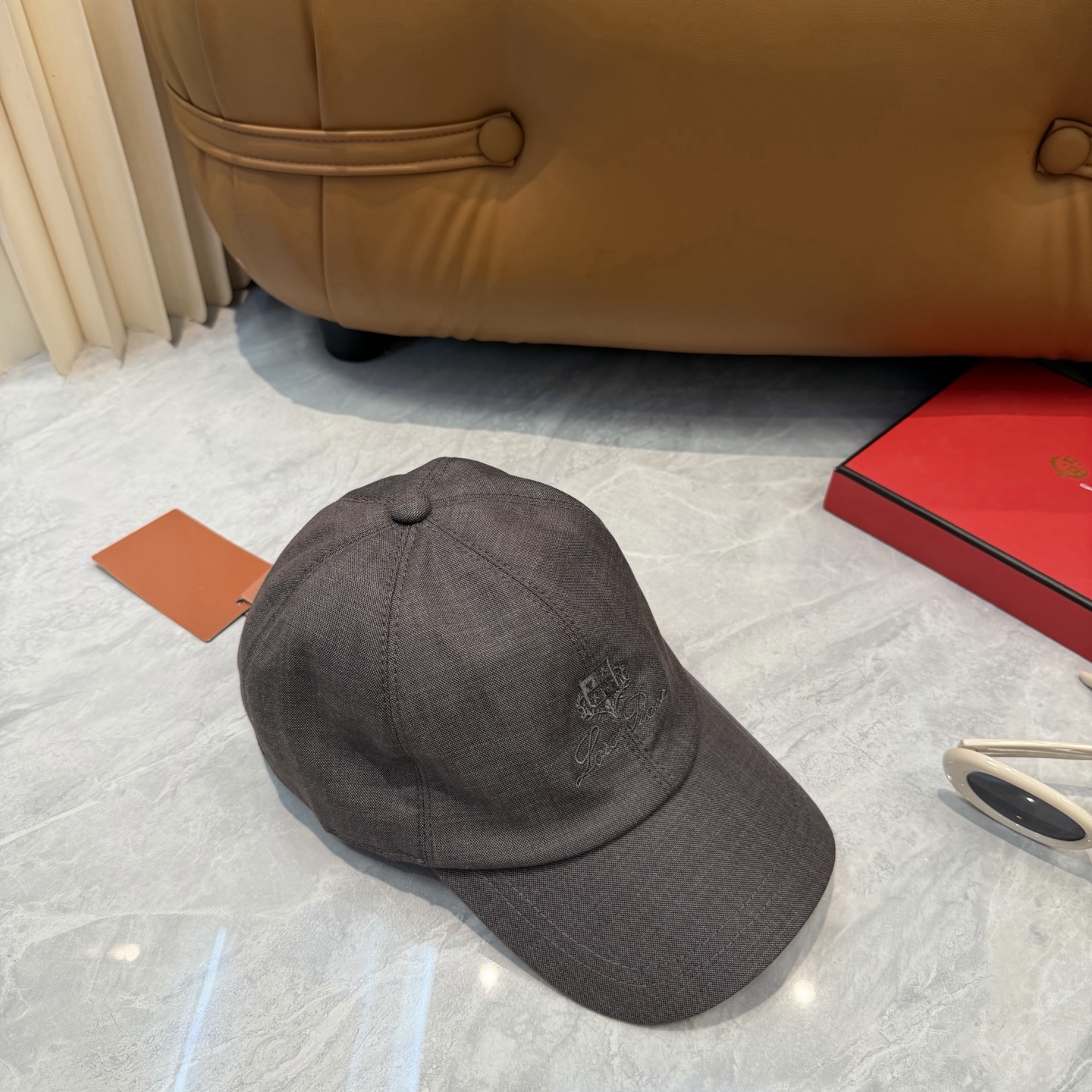 LP 诺悠翩雅亚麻棒球帽🧢爆。的亚麻老钱风棒球帽到啦！方脸圆脸，男女都可以完美驾驭！修饰脸型、显脸小绝绝