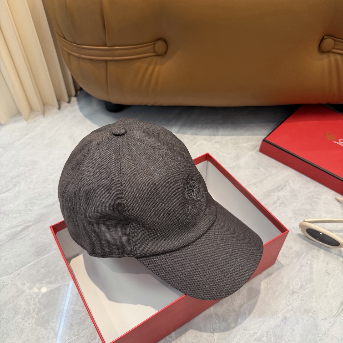 LP 诺悠翩雅亚麻棒球帽🧢爆。的亚麻老钱风棒球帽到啦！方脸圆脸，男女都可以完美驾驭！修饰脸型、显脸小绝绝