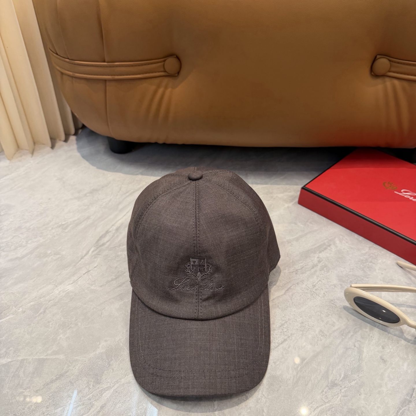 LP 诺悠翩雅亚麻棒球帽🧢爆。的亚麻老钱风棒球帽到啦！方脸圆脸，男女都可以完美驾驭！修饰脸型、显脸小绝绝