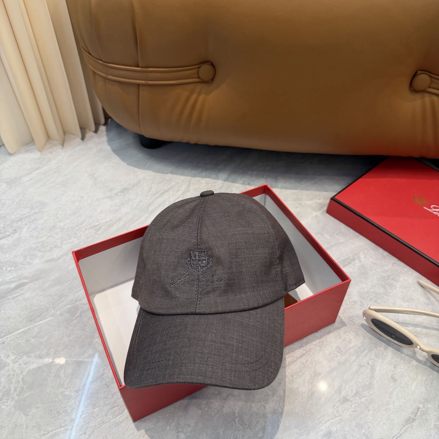 LP 诺悠翩雅亚麻棒球帽🧢爆。的亚麻老钱风棒球帽到啦！方脸圆脸，男女都可以完美驾驭！修饰脸型、显脸小绝绝