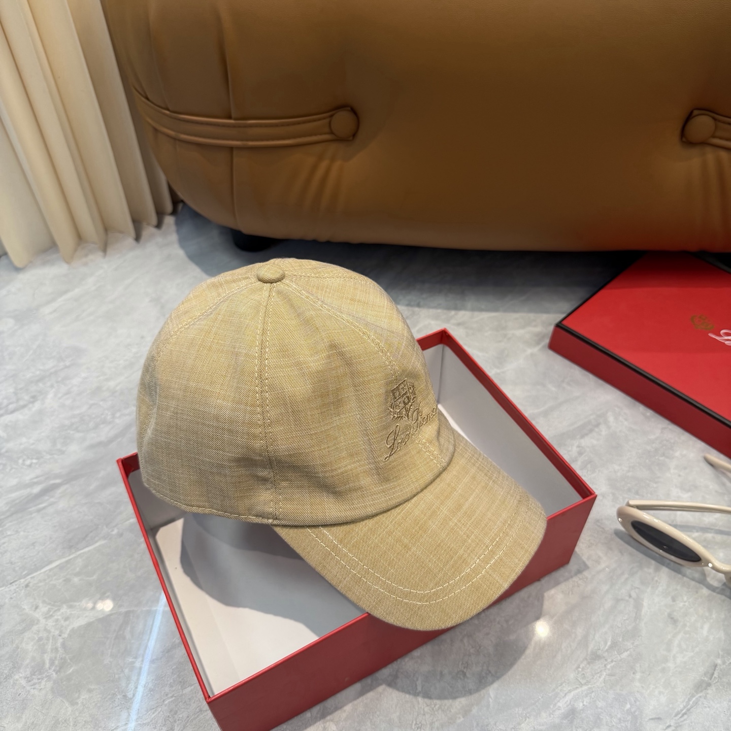 LP 诺悠翩雅亚麻棒球帽🧢爆。的亚麻老钱风棒球帽到啦！方脸圆脸，男女都可以完美驾驭！修饰脸型、显脸小绝绝
