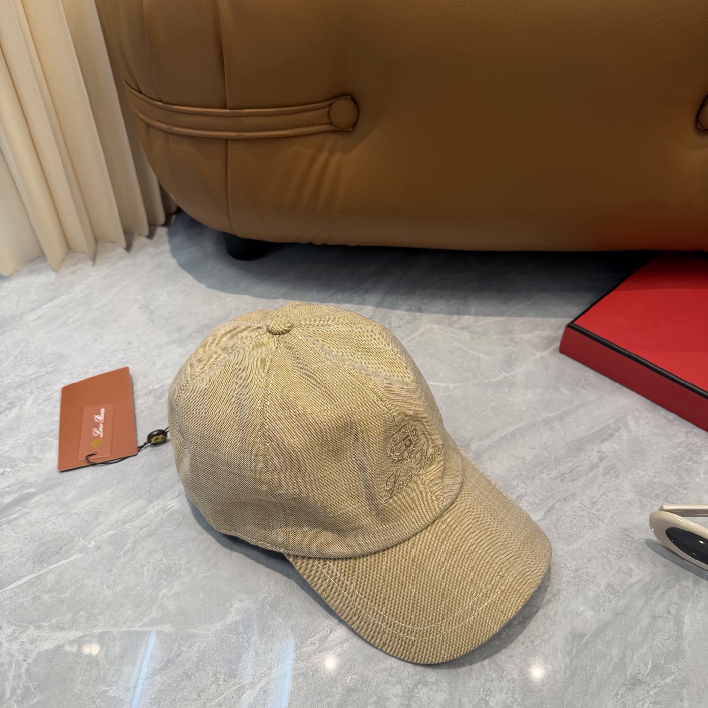 LP 诺悠翩雅亚麻棒球帽🧢爆。的亚麻老钱风棒球帽到啦！方脸圆脸，男女都可以完美驾驭！修饰脸型、显脸小绝绝