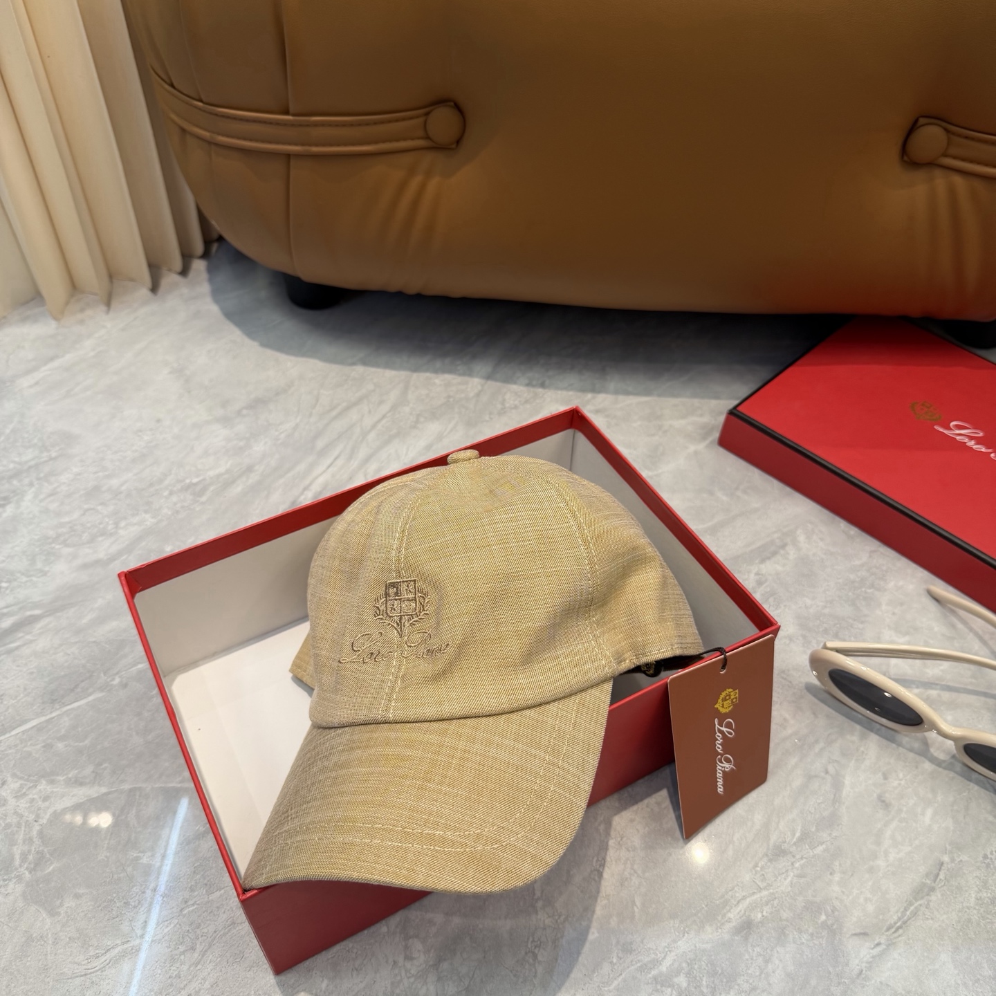 LP 诺悠翩雅亚麻棒球帽🧢爆。的亚麻老钱风棒球帽到啦！方脸圆脸，男女都可以完美驾驭！修饰脸型、显脸小绝绝