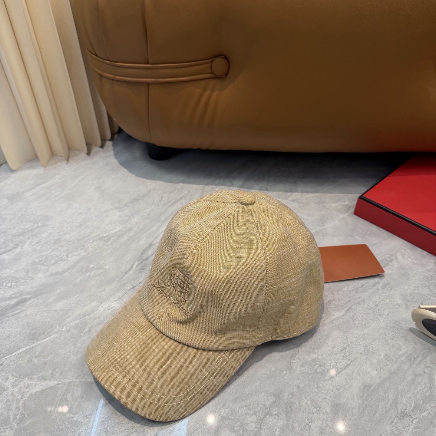 LP 诺悠翩雅亚麻棒球帽🧢爆。的亚麻老钱风棒球帽到啦！方脸圆脸，男女都可以完美驾驭！修饰脸型、显脸小绝绝