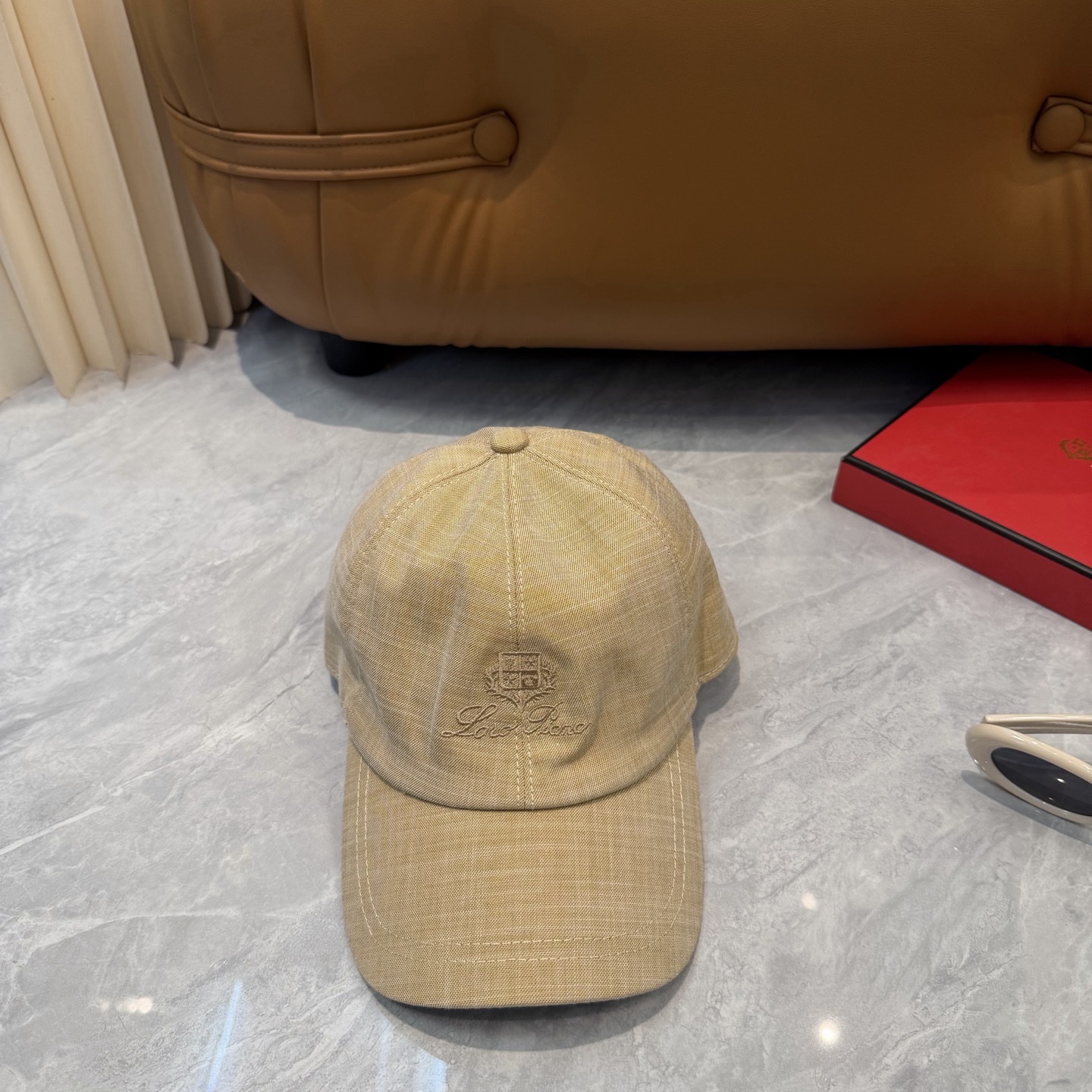 LP 诺悠翩雅亚麻棒球帽🧢爆。的亚麻老钱风棒球帽到啦！方脸圆脸，男女都可以完美驾驭！修饰脸型、显脸小绝绝