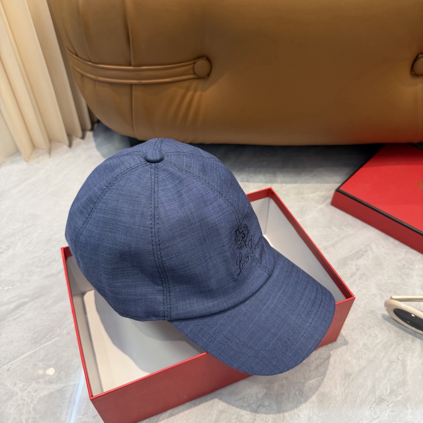 LP 诺悠翩雅亚麻棒球帽🧢爆。的亚麻老钱风棒球帽到啦！方脸圆脸，男女都可以完美驾驭！修饰脸型、显脸小绝绝