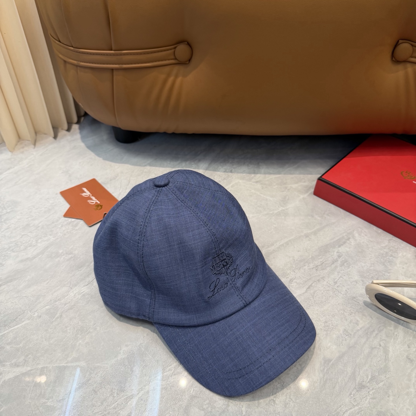LP 诺悠翩雅亚麻棒球帽🧢爆。的亚麻老钱风棒球帽到啦！方脸圆脸，男女都可以完美驾驭！修饰脸型、显脸小绝绝