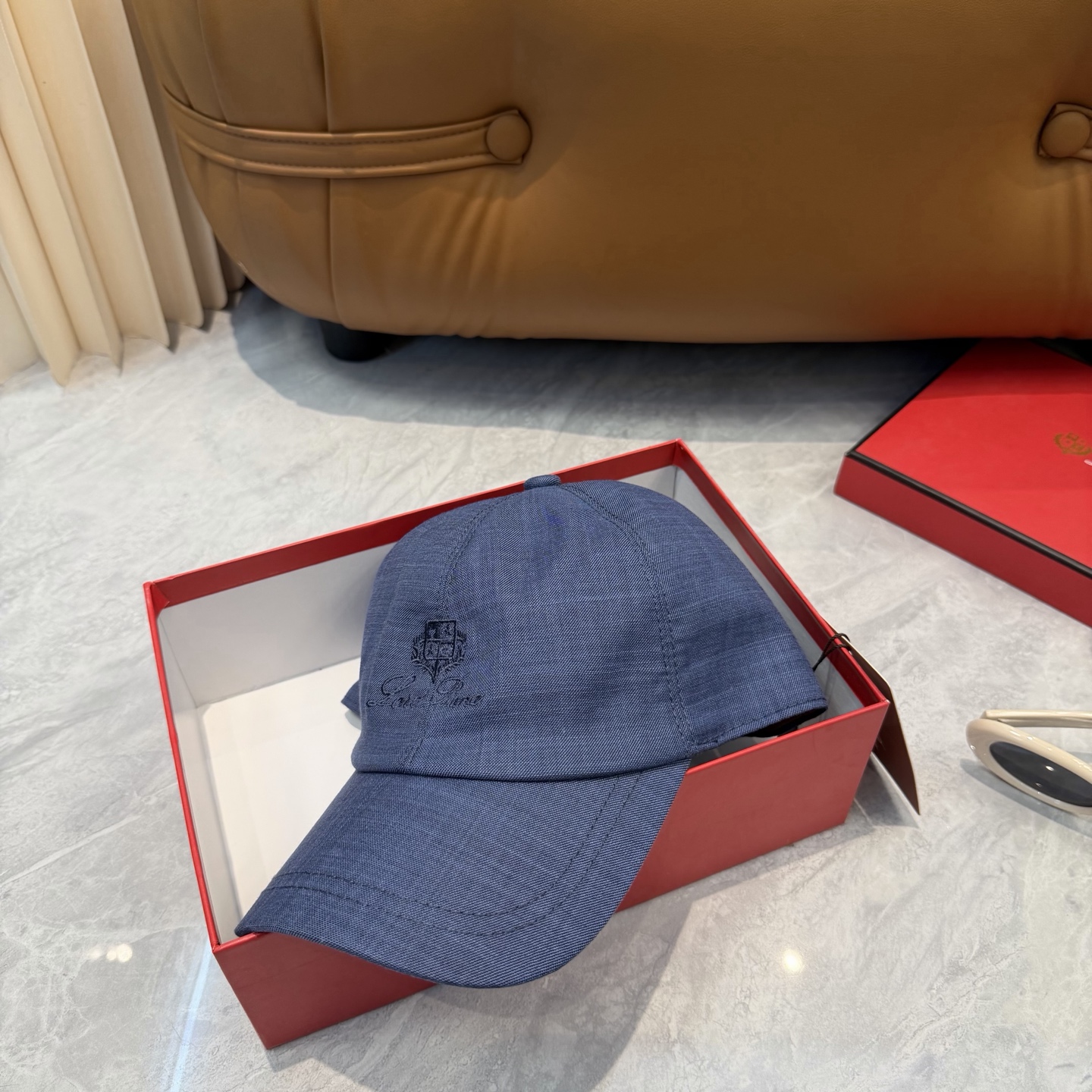 LP 诺悠翩雅亚麻棒球帽🧢爆。的亚麻老钱风棒球帽到啦！方脸圆脸，男女都可以完美驾驭！修饰脸型、显脸小绝绝