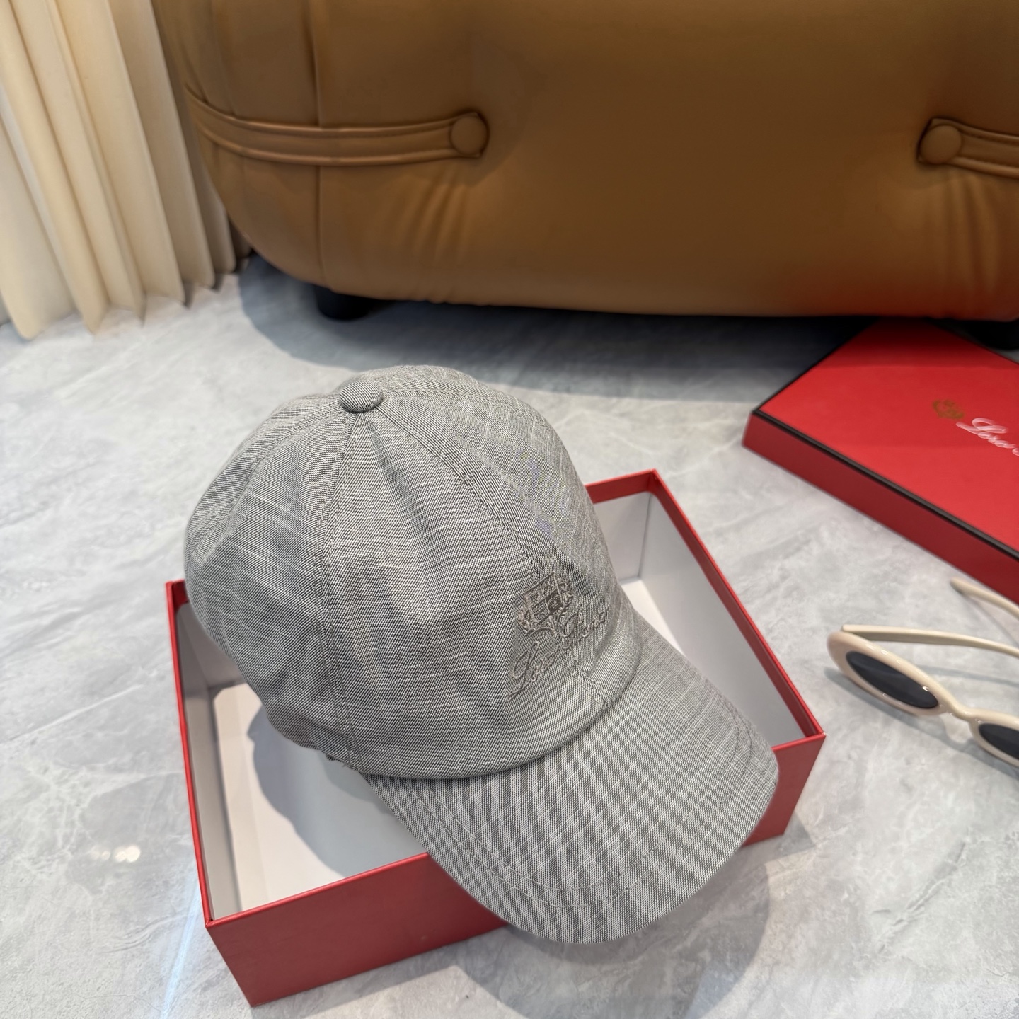 LP 诺悠翩雅亚麻棒球帽🧢爆。的亚麻老钱风棒球帽到啦！方脸圆脸，男女都可以完美驾驭！修饰脸型、显脸小绝绝