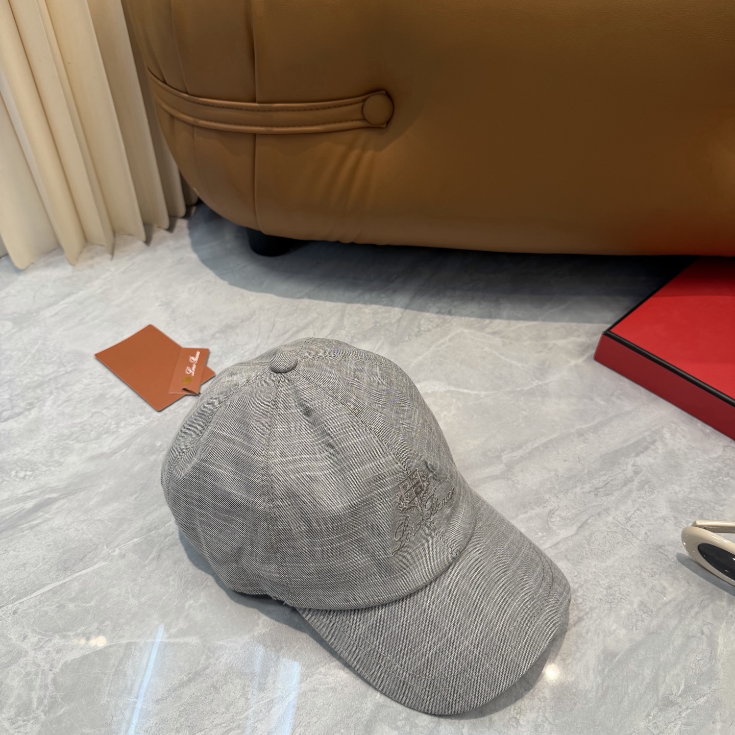 LP 诺悠翩雅亚麻棒球帽🧢爆。的亚麻老钱风棒球帽到啦！方脸圆脸，男女都可以完美驾驭！修饰脸型、显脸小绝绝