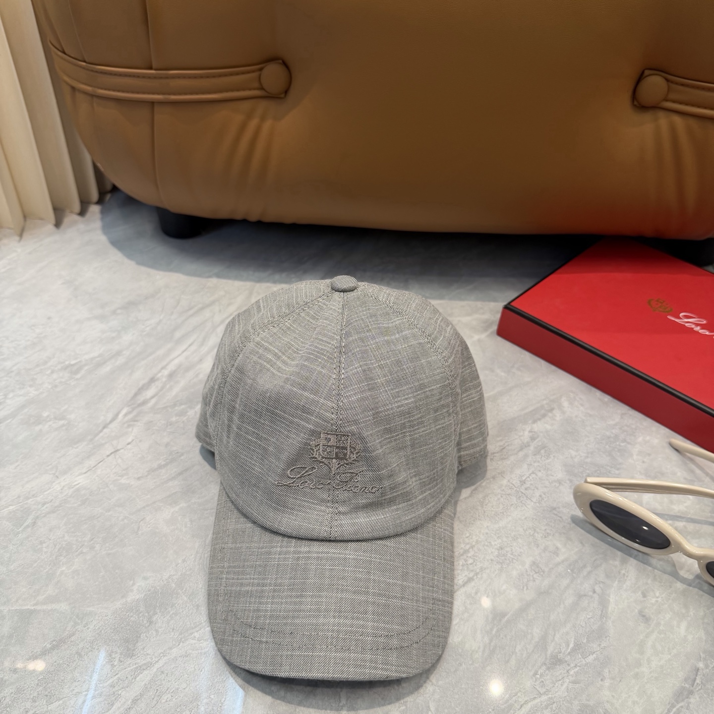 LP 诺悠翩雅亚麻棒球帽🧢爆。的亚麻老钱风棒球帽到啦！方脸圆脸，男女都可以完美驾驭！修饰脸型、显脸小绝绝