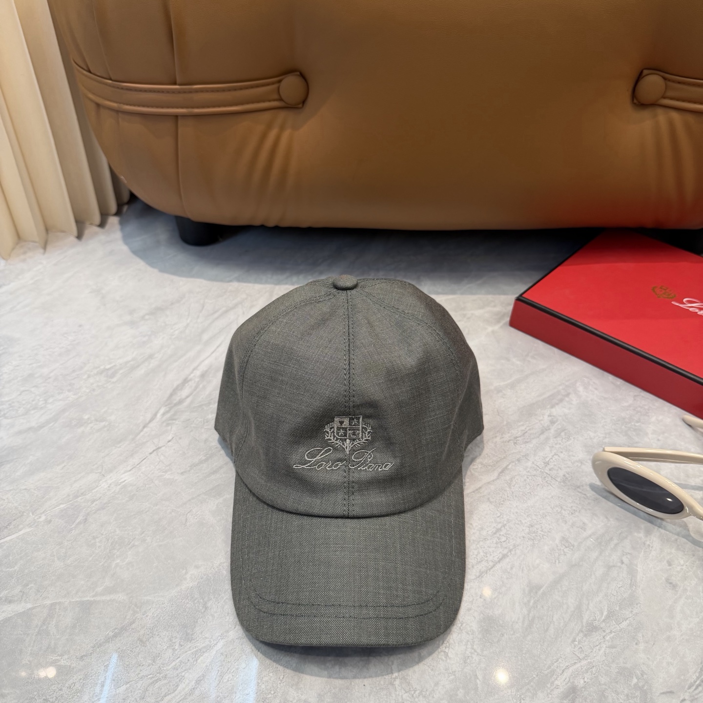 LP 诺悠翩雅亚麻棒球帽🧢爆。的亚麻老钱风棒球帽到啦！方脸圆脸，男女都可以完美驾驭！修饰脸型、显脸小绝绝