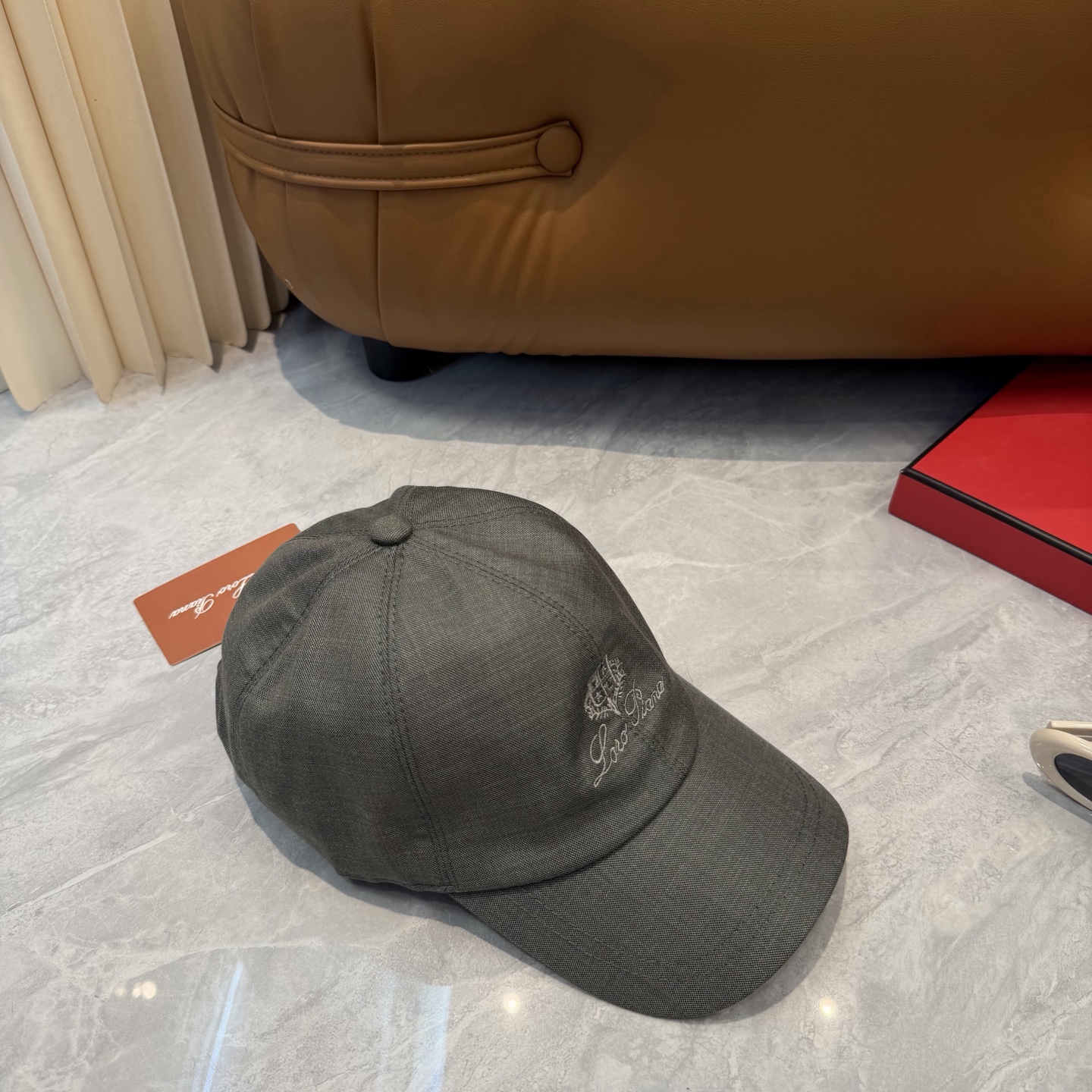 LP 诺悠翩雅亚麻棒球帽🧢爆。的亚麻老钱风棒球帽到啦！方脸圆脸，男女都可以完美驾驭！修饰脸型、显脸小绝绝