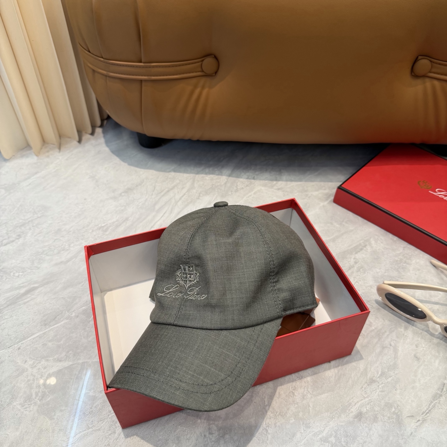 LP 诺悠翩雅亚麻棒球帽🧢爆。的亚麻老钱风棒球帽到啦！方脸圆脸，男女都可以完美驾驭！修饰脸型、显脸小绝绝