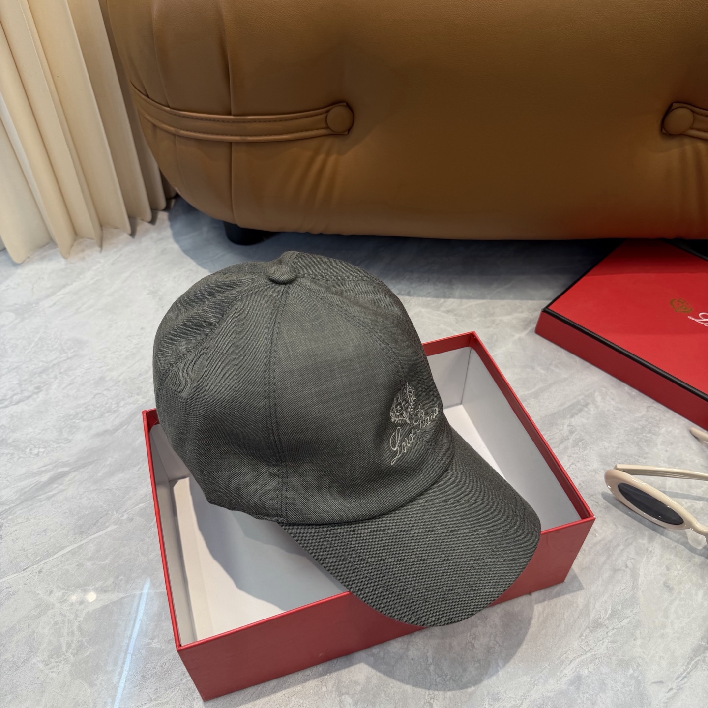LP 诺悠翩雅亚麻棒球帽🧢爆。的亚麻老钱风棒球帽到啦！方脸圆脸，男女都可以完美驾驭！修饰脸型、显脸小绝绝