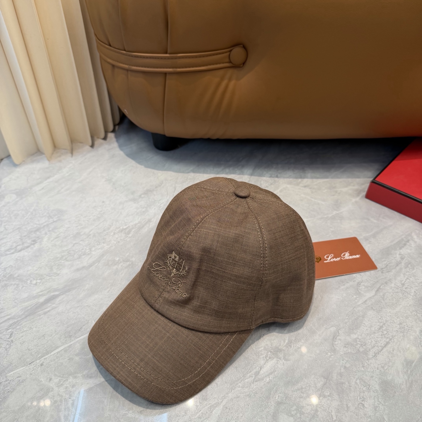 LP 诺悠翩雅亚麻棒球帽🧢爆。的亚麻老钱风棒球帽到啦！方脸圆脸，男女都可以完美驾驭！修饰脸型、显脸小绝绝