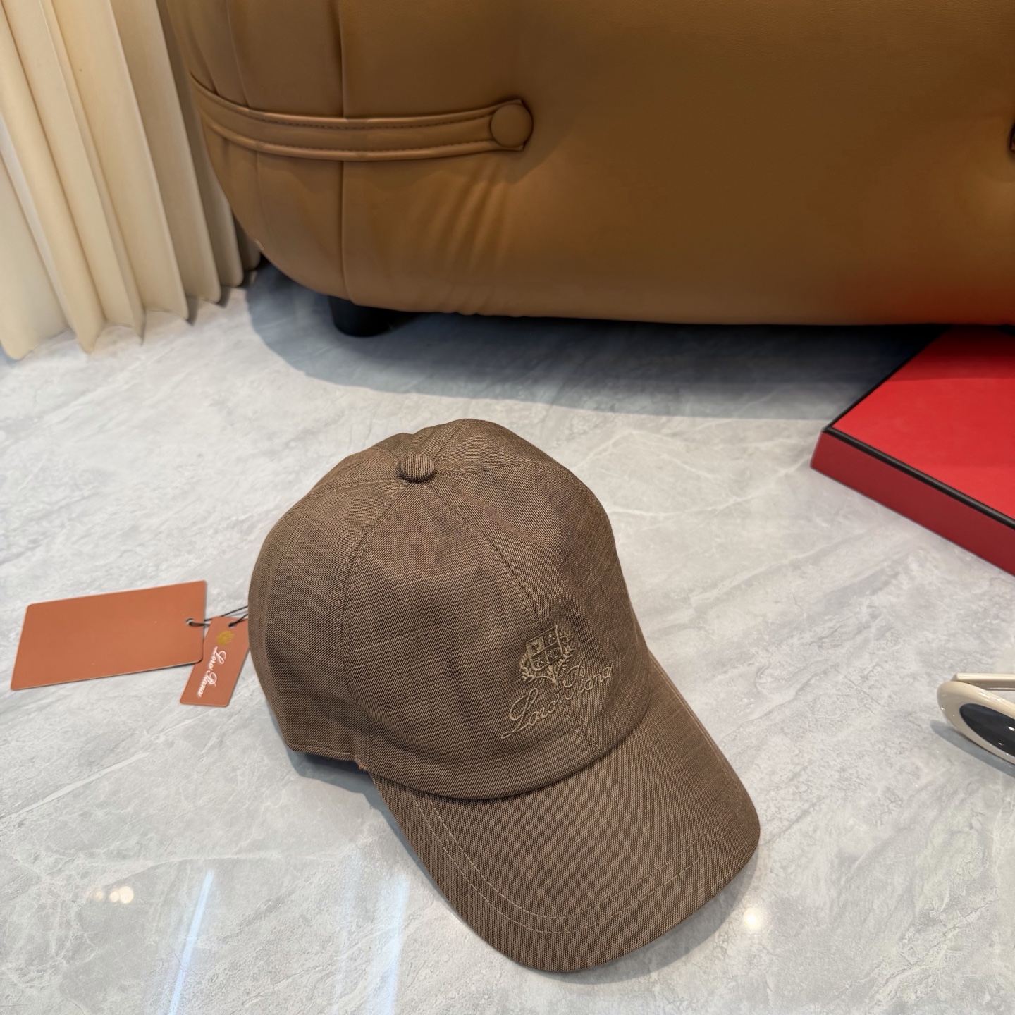 LP 诺悠翩雅亚麻棒球帽🧢爆。的亚麻老钱风棒球帽到啦！方脸圆脸，男女都可以完美驾驭！修饰脸型、显脸小绝绝