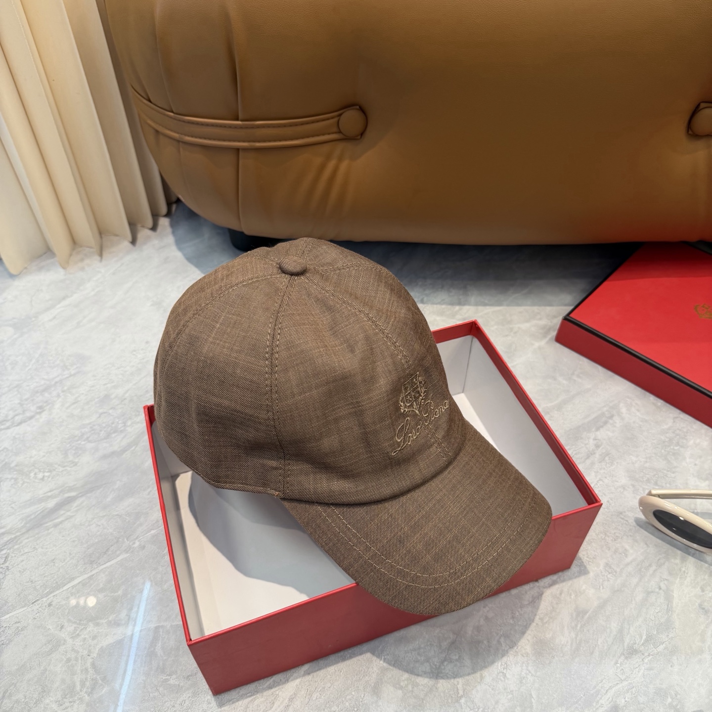 LP 诺悠翩雅亚麻棒球帽🧢爆。的亚麻老钱风棒球帽到啦！方脸圆脸，男女都可以完美驾驭！修饰脸型、显脸小绝绝