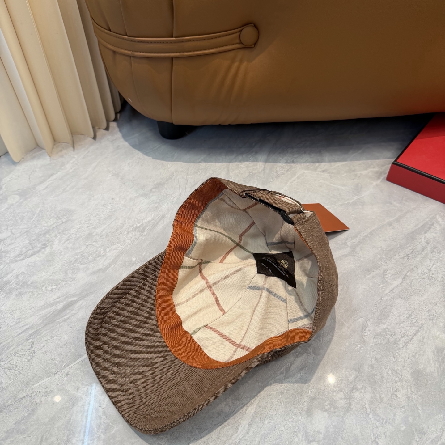 LP 诺悠翩雅亚麻棒球帽🧢爆。的亚麻老钱风棒球帽到啦！方脸圆脸，男女都可以完美驾驭！修饰脸型、显脸小绝绝