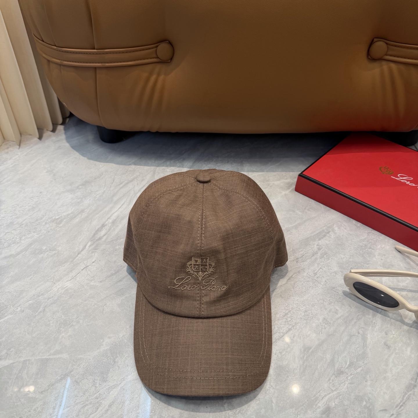 LP 诺悠翩雅亚麻棒球帽🧢爆。的亚麻老钱风棒球帽到啦！方脸圆脸，男女都可以完美驾驭！修饰脸型、显脸小绝绝