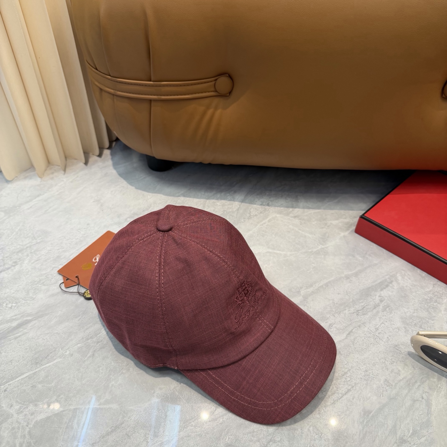 LP 诺悠翩雅亚麻棒球帽🧢爆。的亚麻老钱风棒球帽到啦！方脸圆脸，男女都可以完美驾驭！修饰脸型、显脸小绝绝