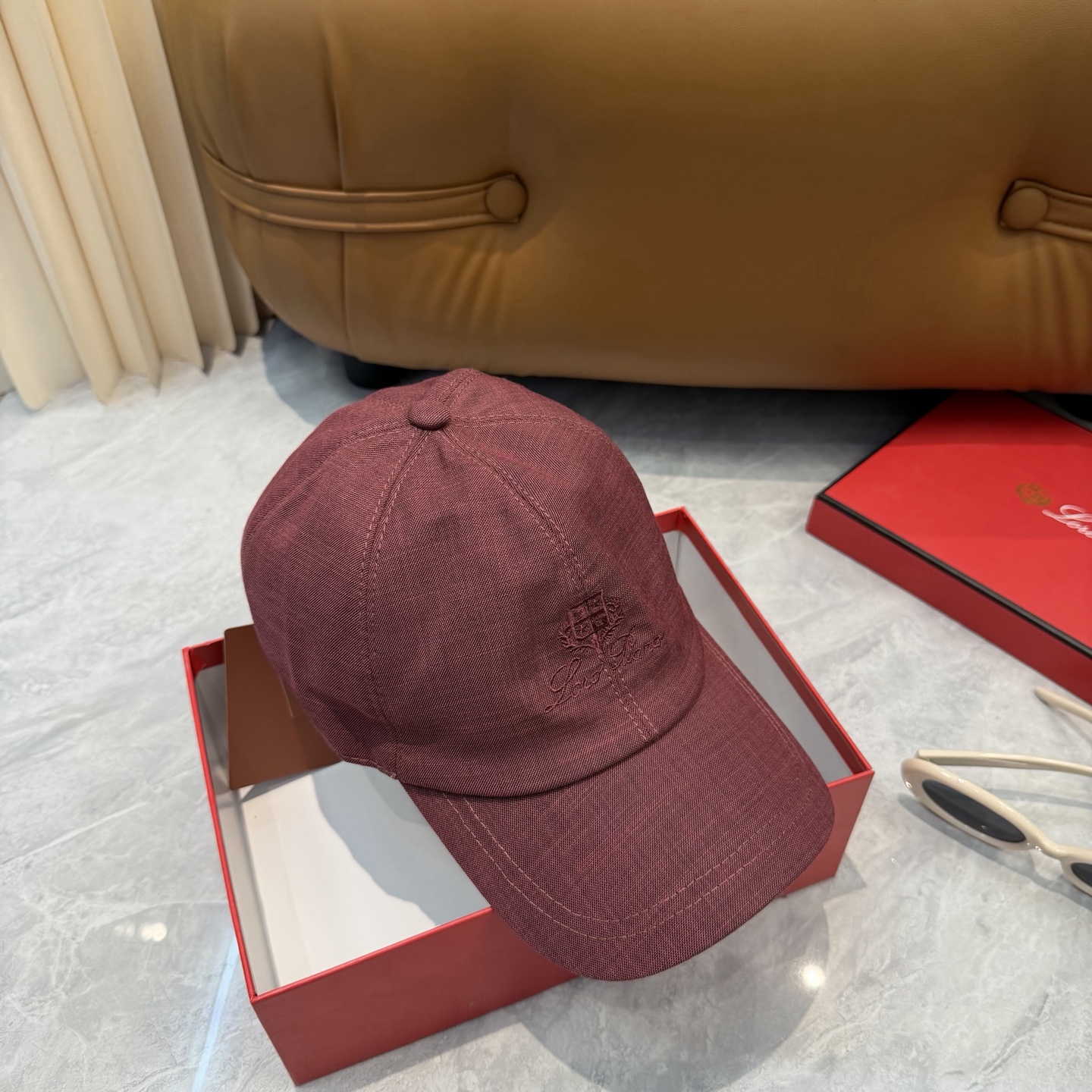 LP 诺悠翩雅亚麻棒球帽🧢爆。的亚麻老钱风棒球帽到啦！方脸圆脸，男女都可以完美驾驭！修饰脸型、显脸小绝绝