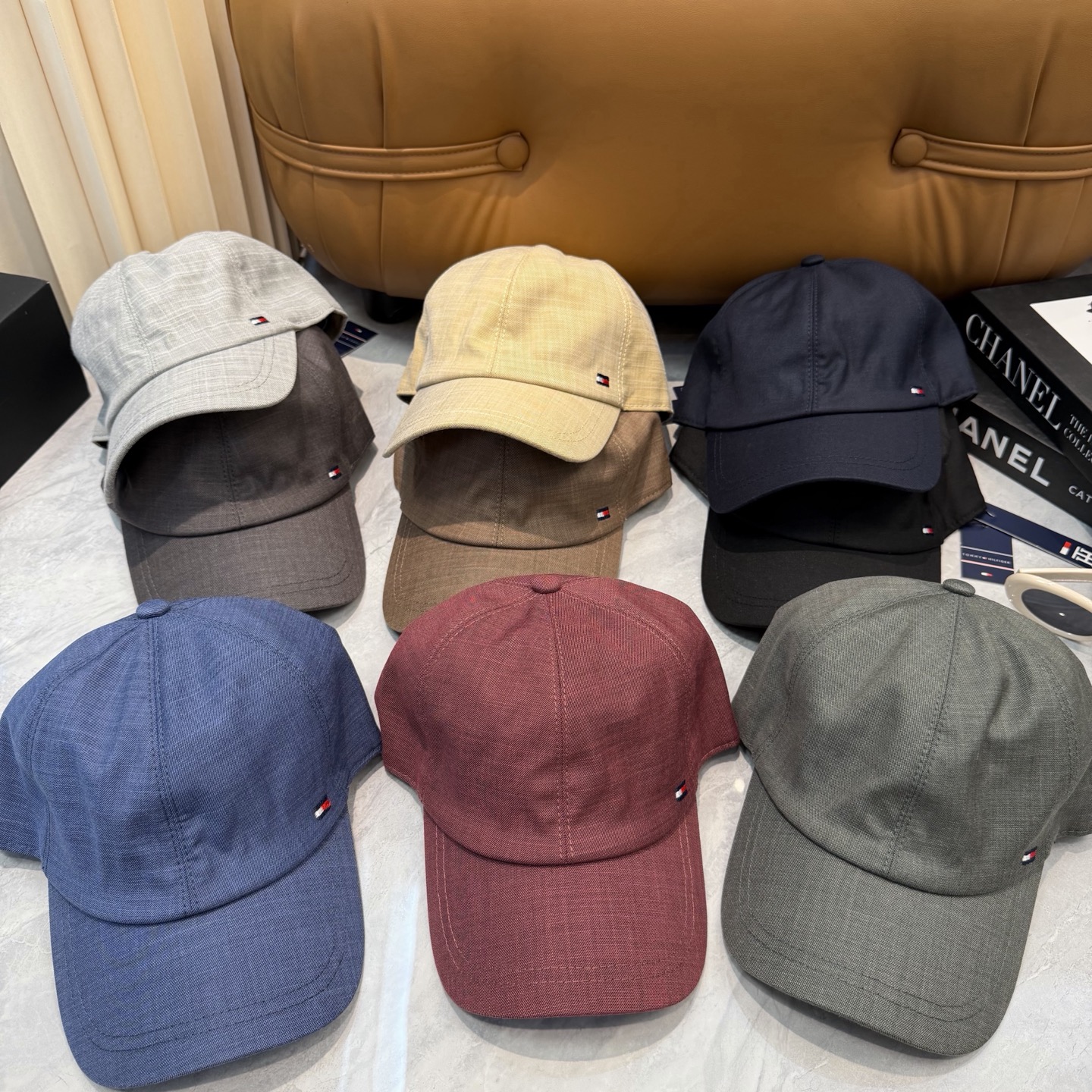 汤米TOMMY亚麻棒球帽🧢爆。的亚麻老钱风棒球帽到啦！方脸圆脸，男女都可以完美驾驭！修饰脸型、显脸小绝绝