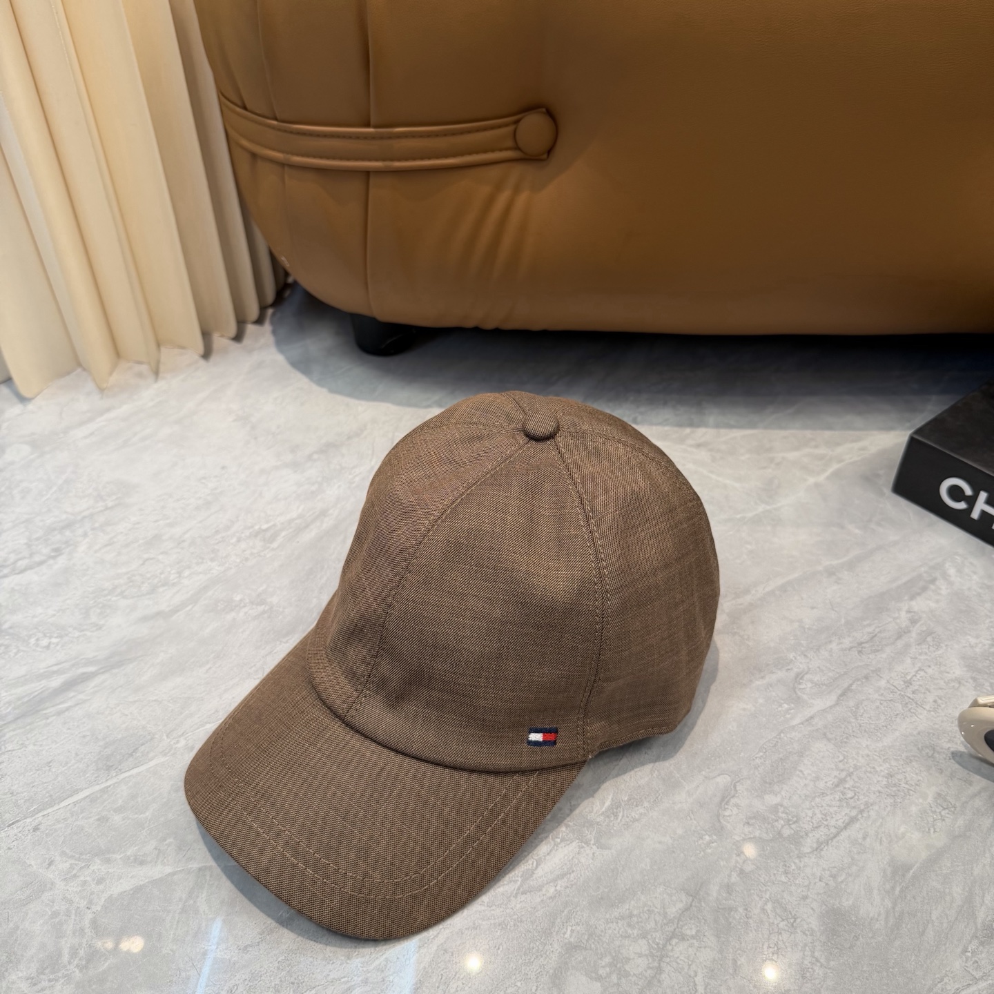 汤米TOMMY亚麻棒球帽🧢爆。的亚麻老钱风棒球帽到啦！方脸圆脸，男女都可以完美驾驭！修饰脸型、显脸小绝绝