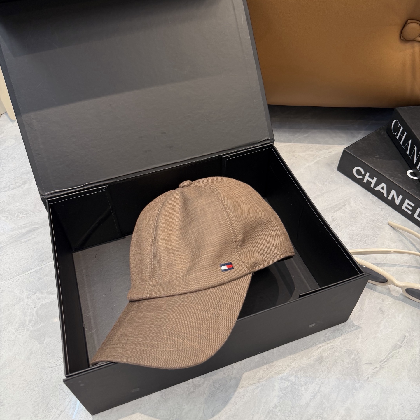 汤米TOMMY亚麻棒球帽🧢爆。的亚麻老钱风棒球帽到啦！方脸圆脸，男女都可以完美驾驭！修饰脸型、显脸小绝绝